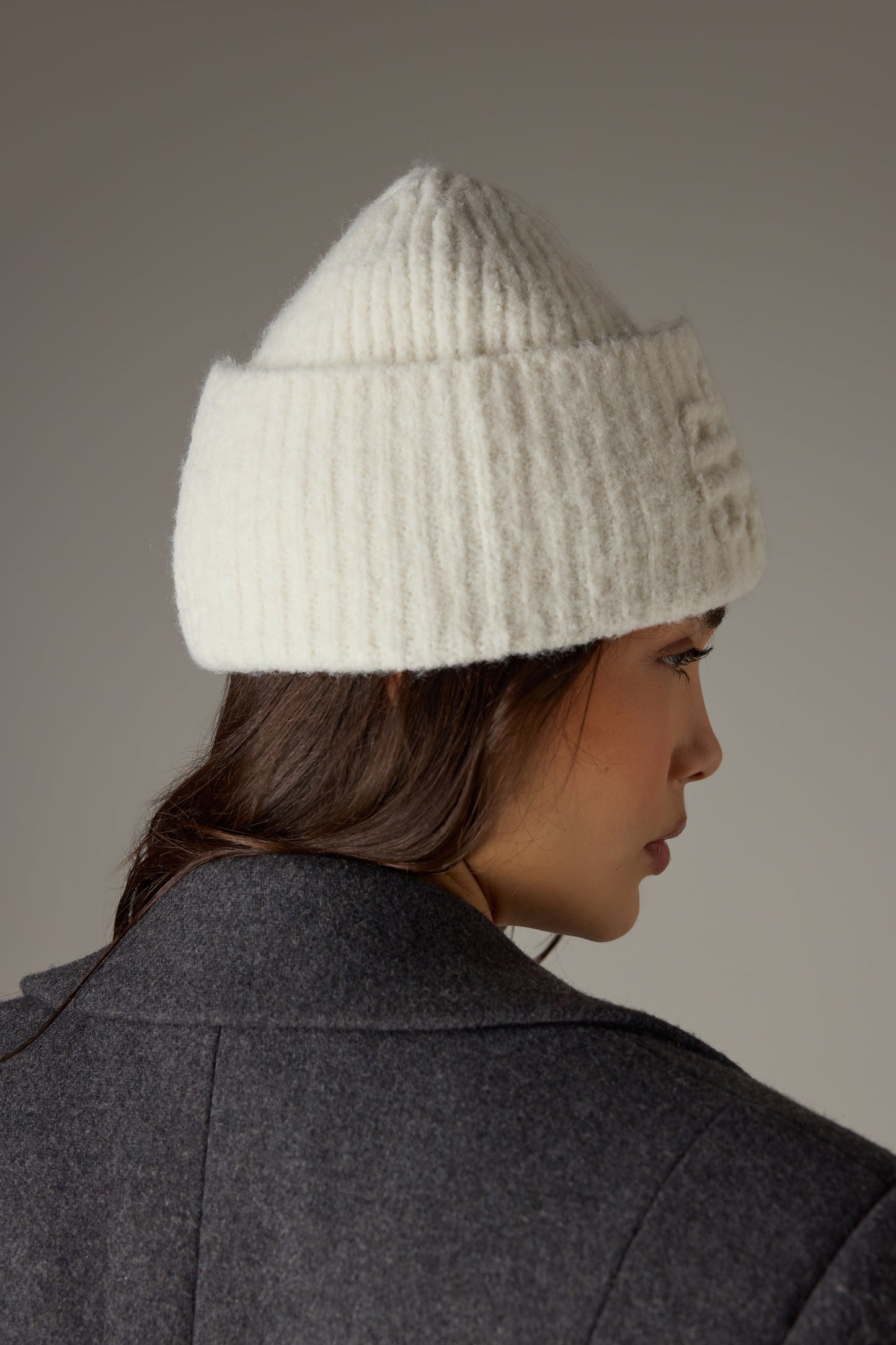 EMBLEM KNITTED BEANIE - OFF WHITE