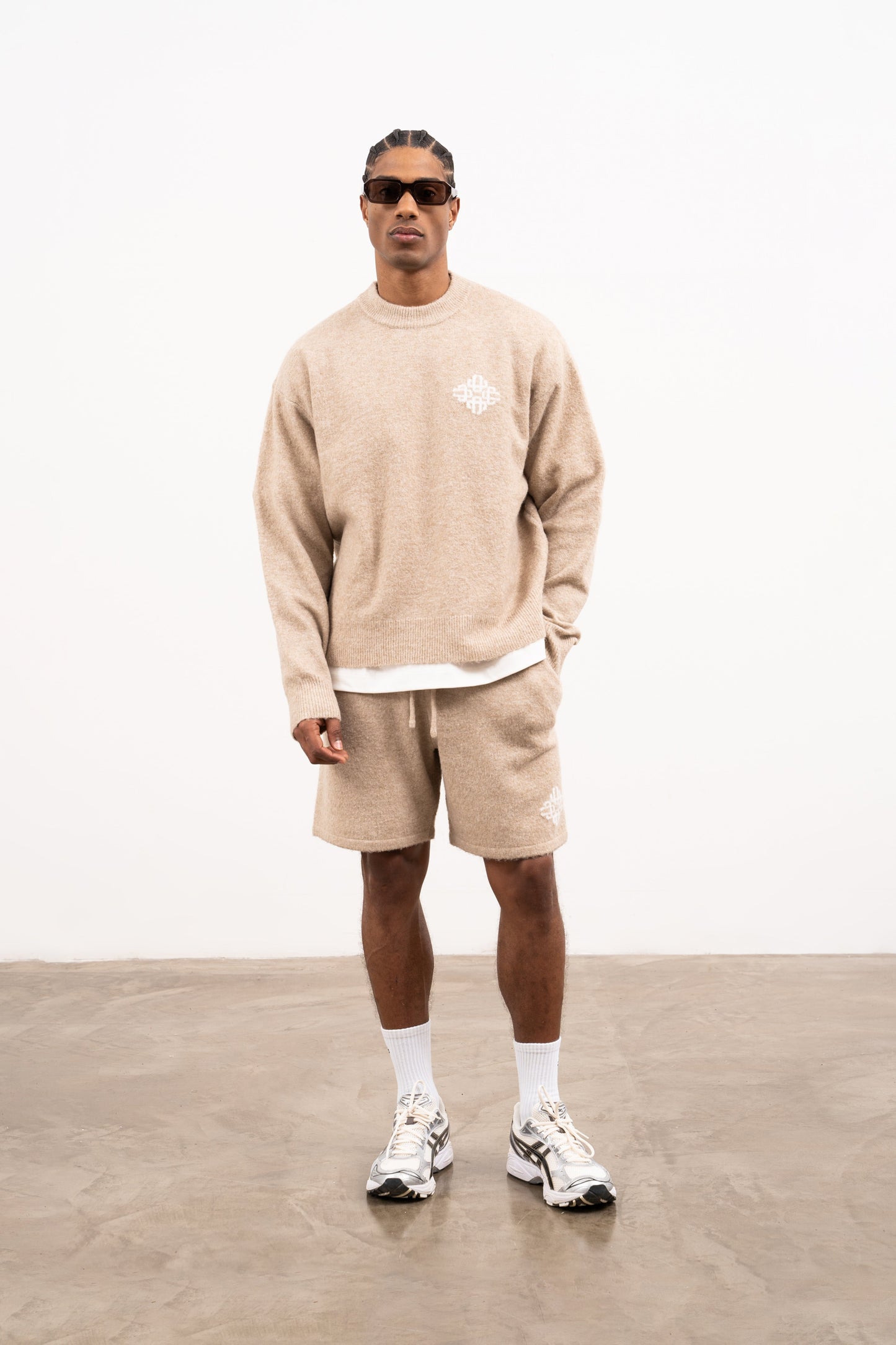 LIGHTWEIGHT FLUFFY KNIT EMBLEM CREW - BEIGE