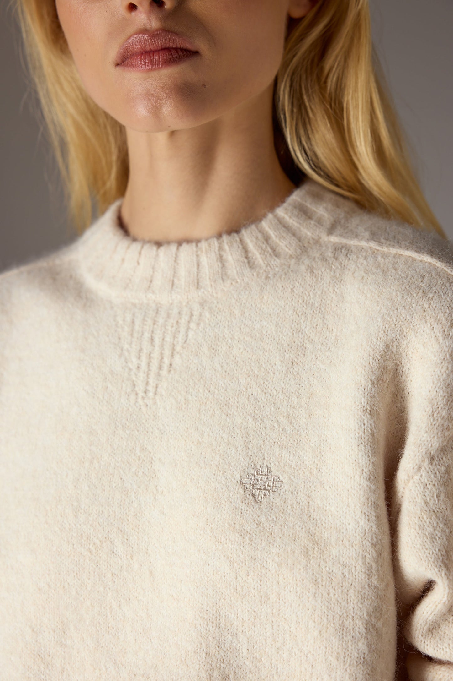 EMBLEM EMBROIDERED KNITTED CREW - BUTTERMILK