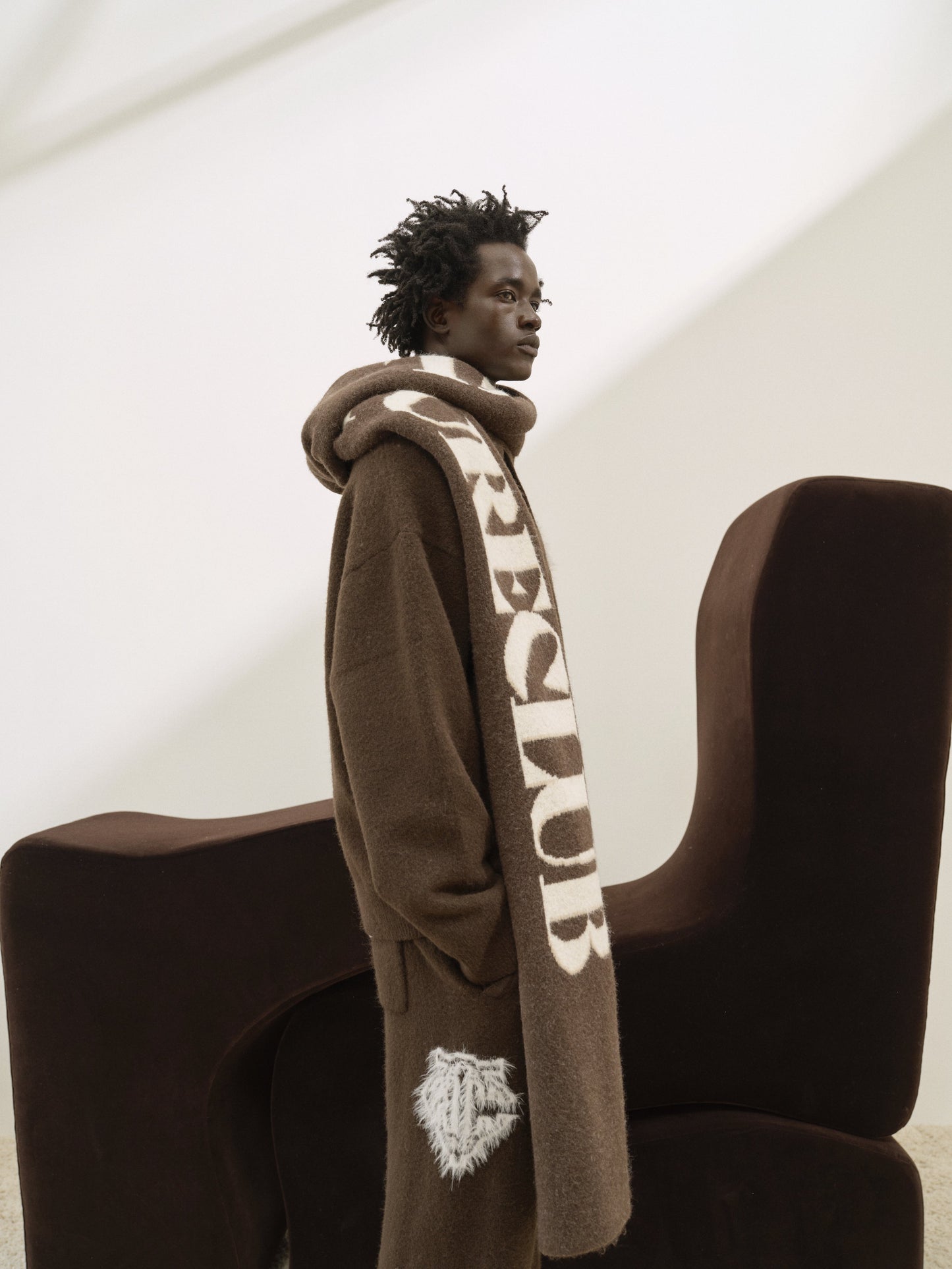 COPYRIGHT KNIT SCARF - BROWN