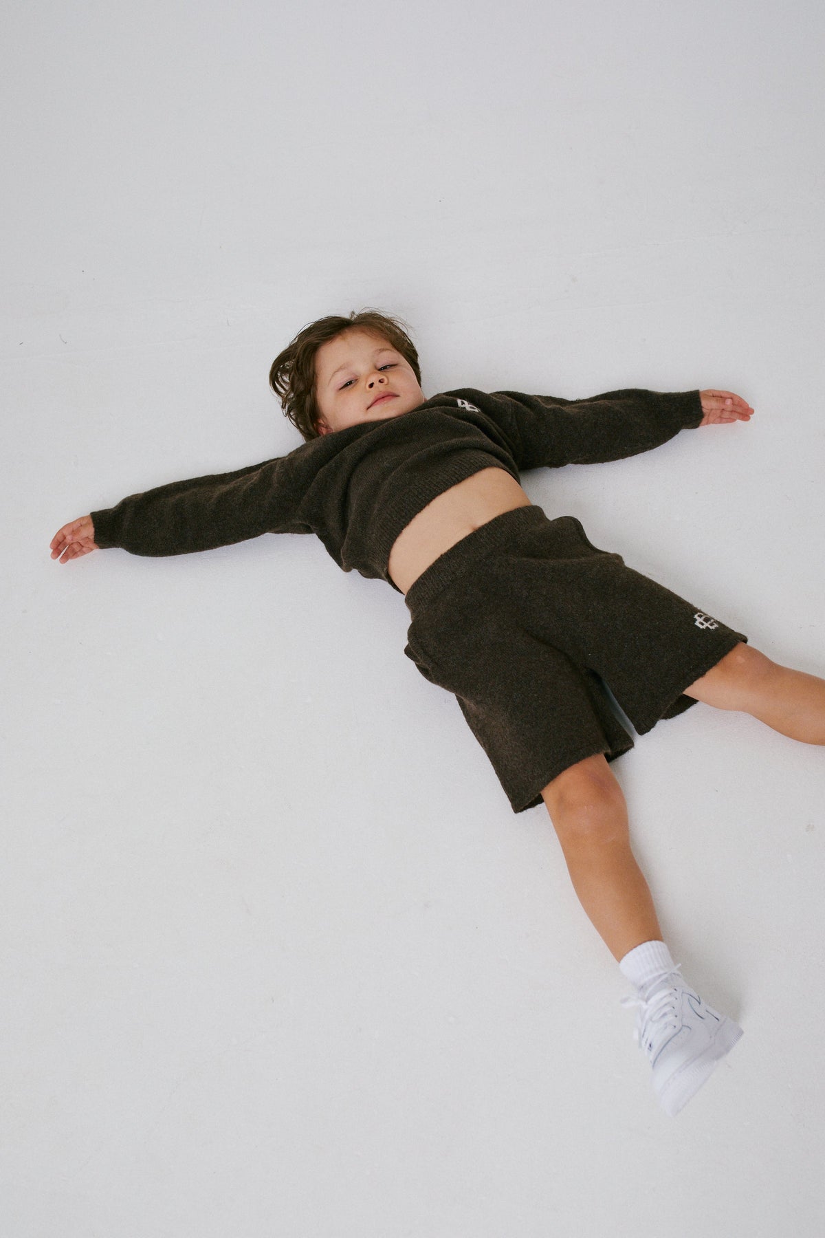 KIDS LIGHTWEIGHT FLUFFY KNIT EMBLEM SHORTS - BROWN