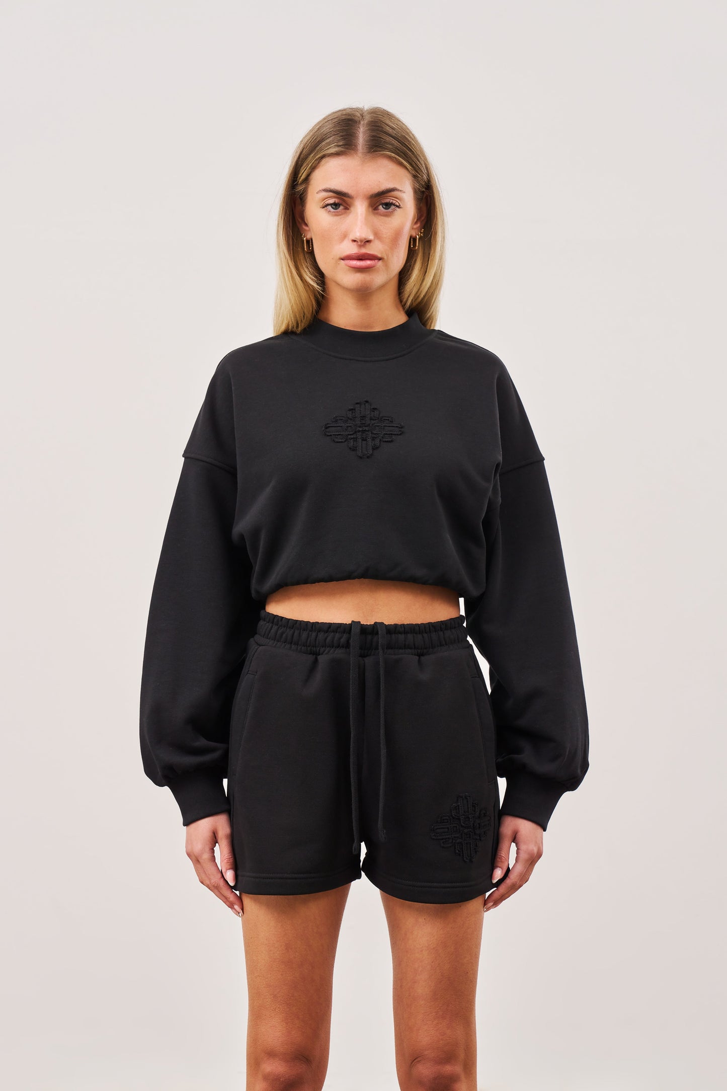 EMBLEM APPLIQUE CROP SWEATSHIRT - BLACK
