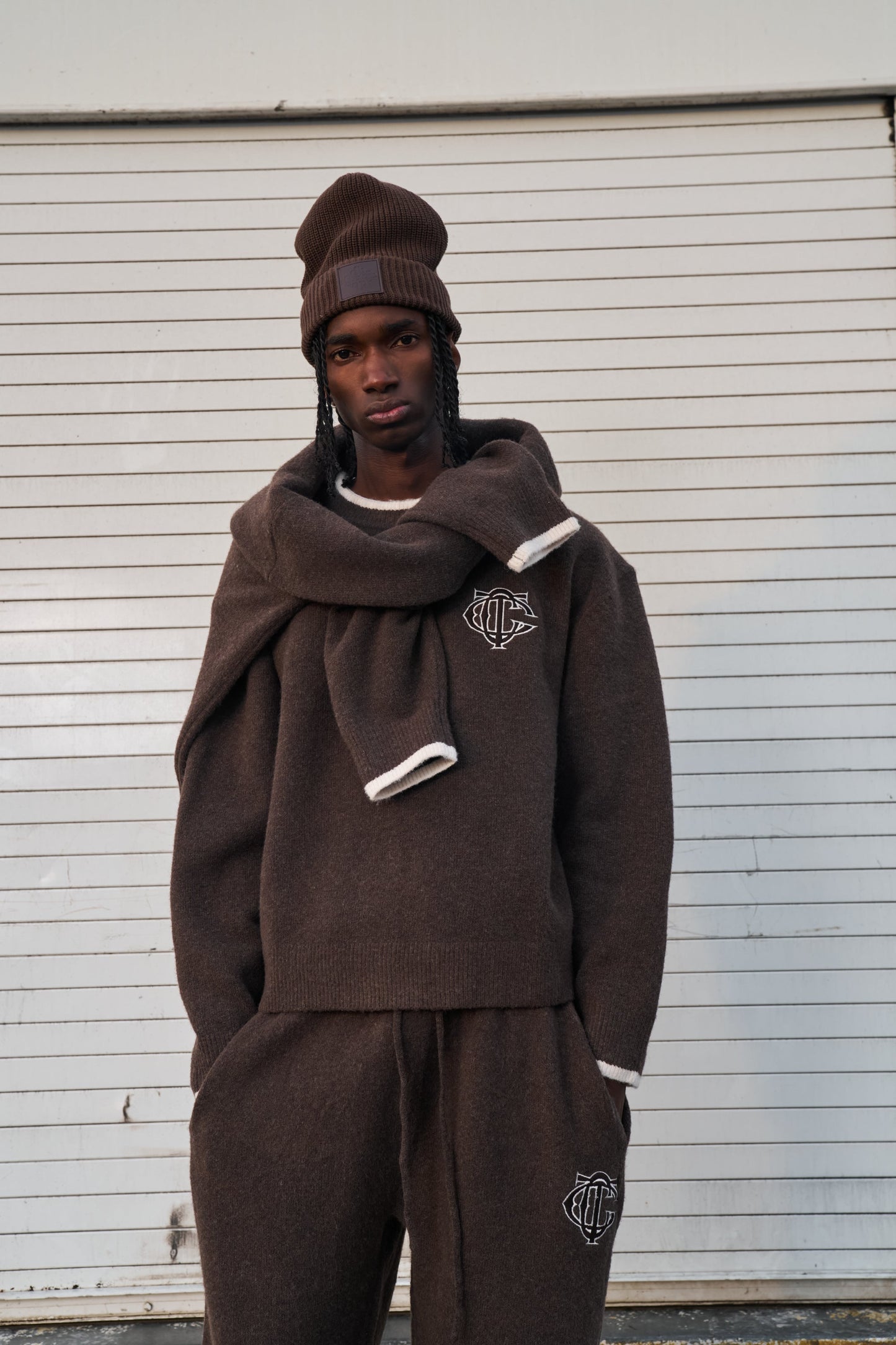MONOGRAM KNITTED CREW - BROWN