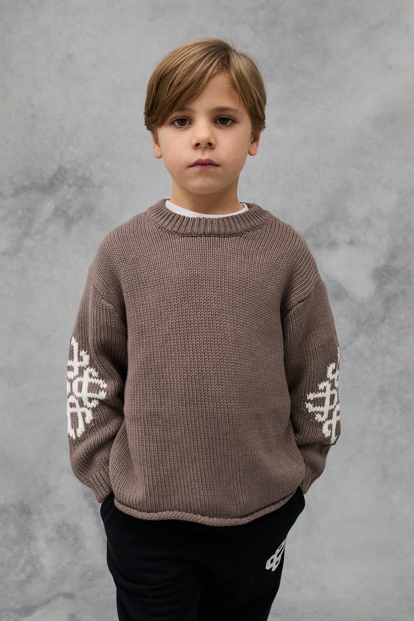 JNR CHUNKY KNIT EMBLEM JUMPER - BROWN