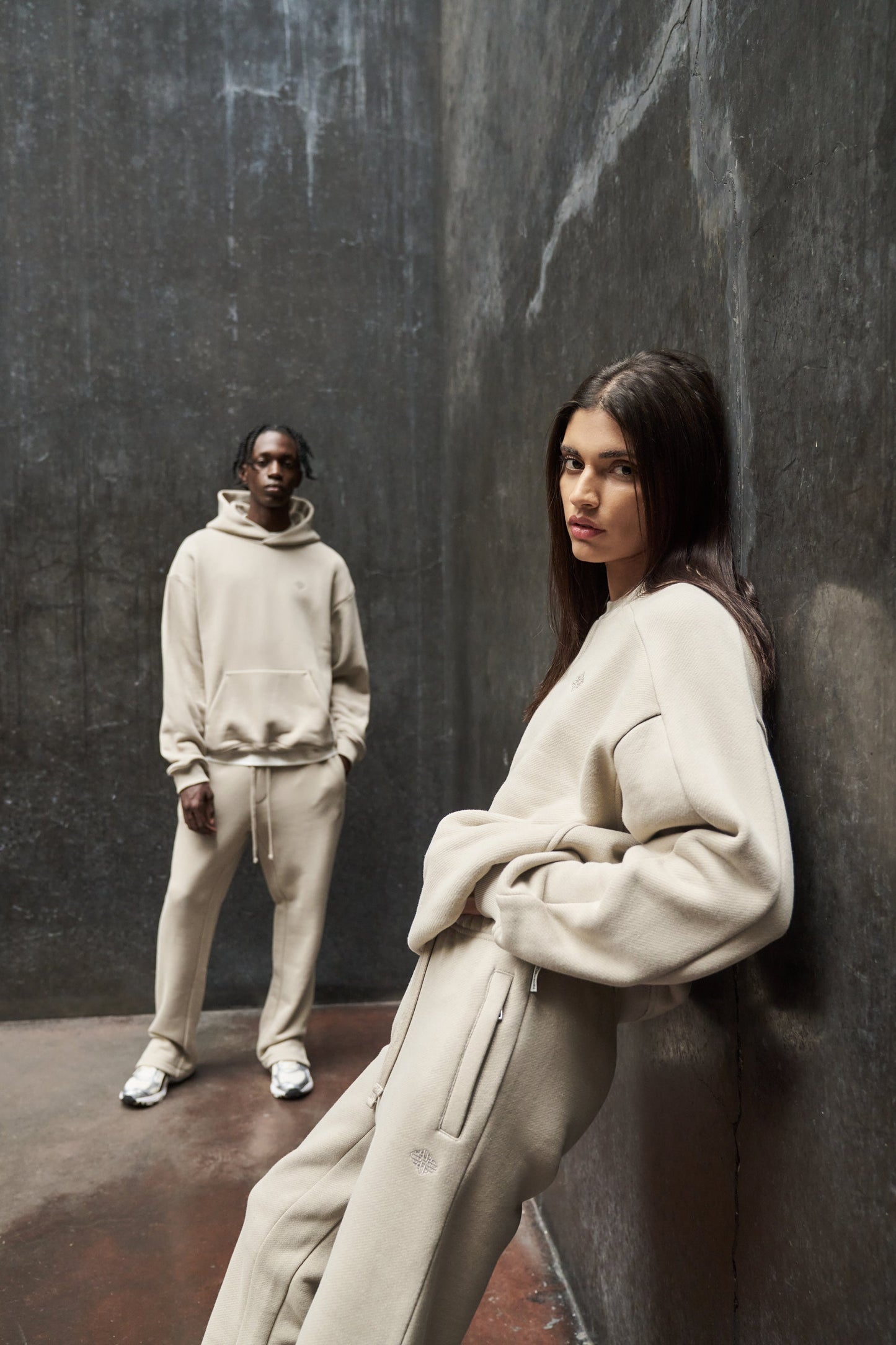 LAUNDERED CLASSICS SEAM DETAIL SWEATSHIRT - BEIGE
