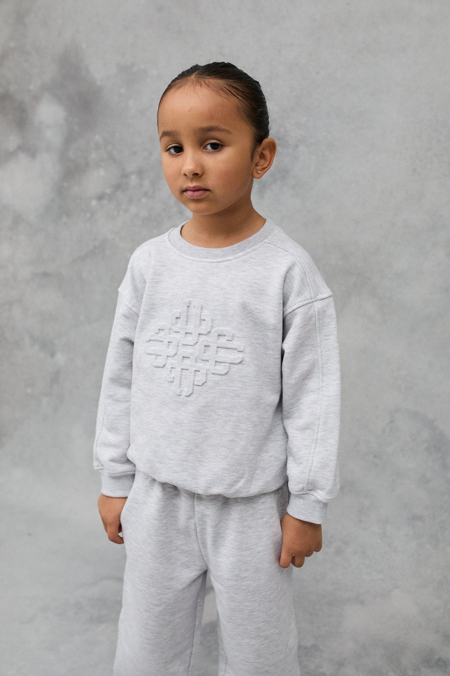 JNR EMBOSSED EMBLEM SWEATSHIRT - GREY MARL