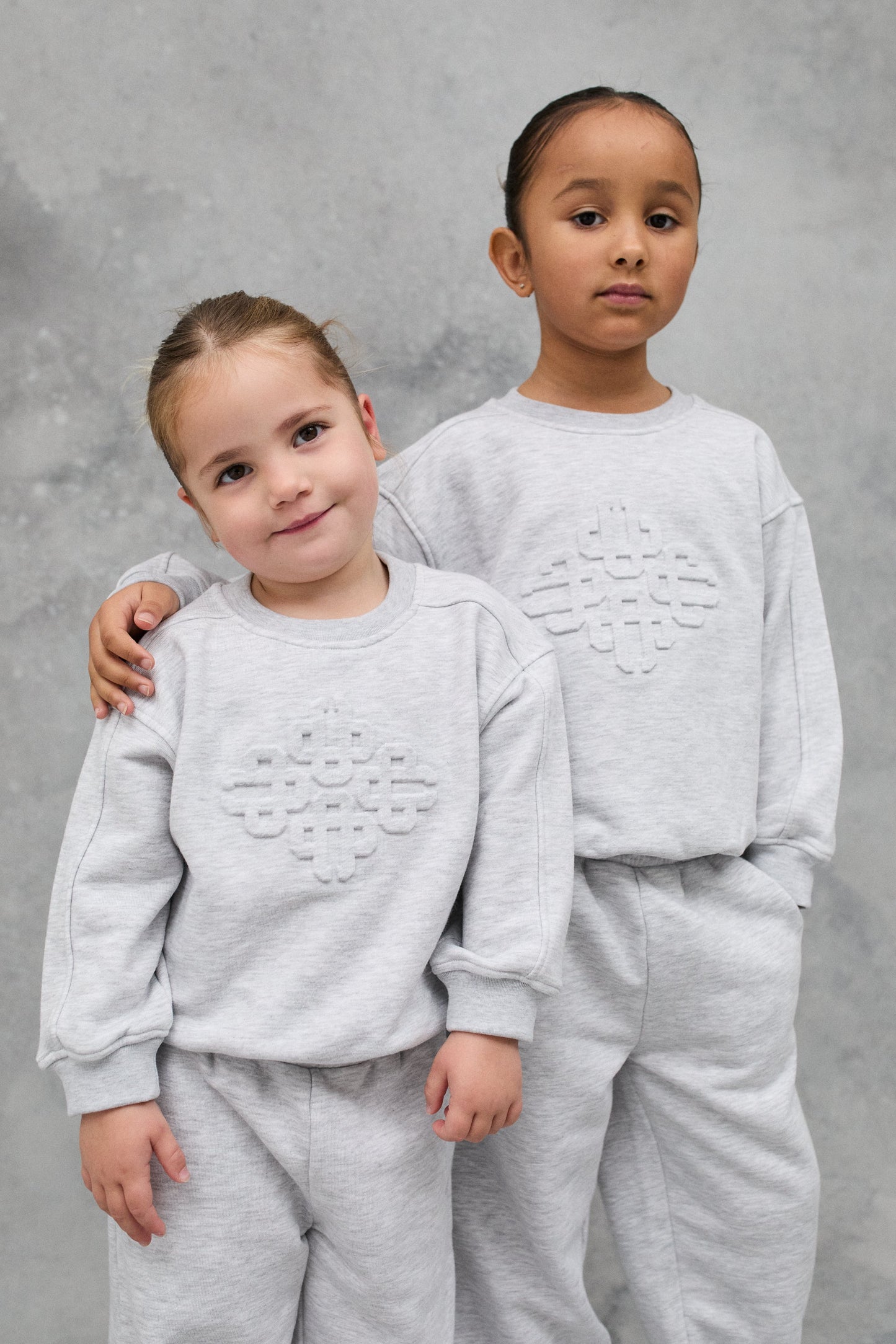 JNR EMBOSSED EMBLEM SWEATSHIRT - GREY MARL