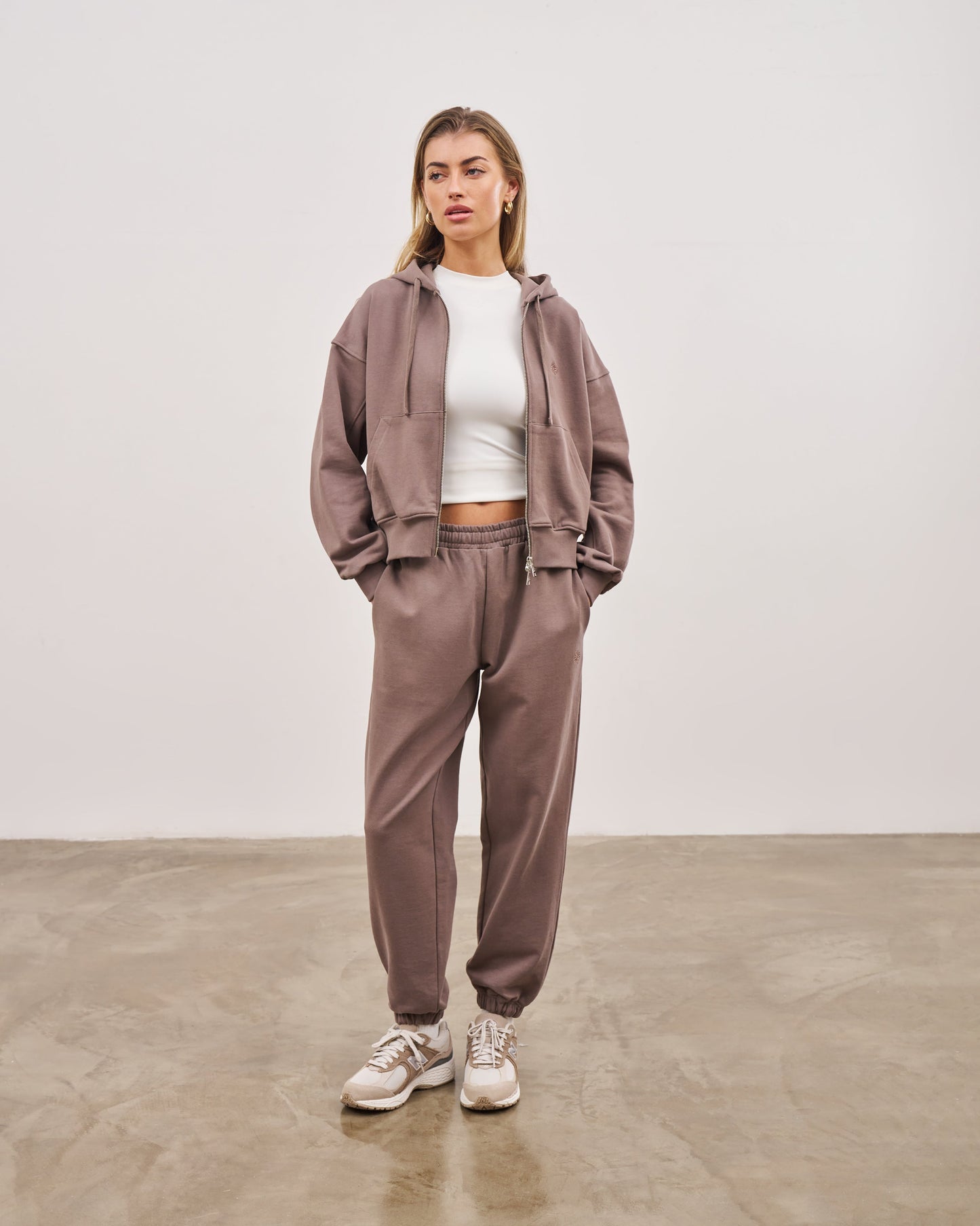 EMBLEM RELAXED JOGGERS - BROWN