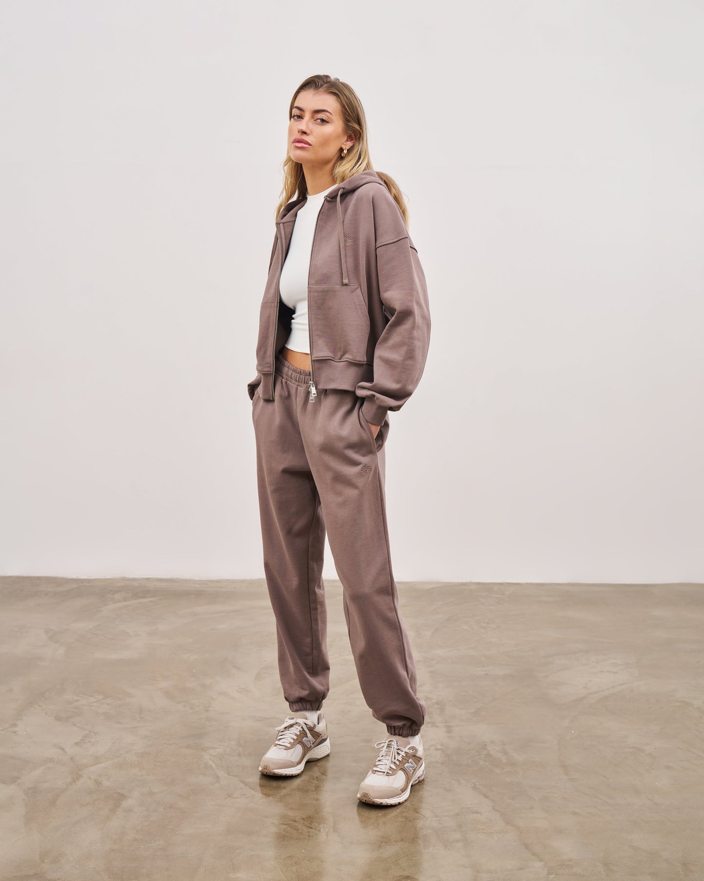 EMBLEM RELAXED JOGGERS - BROWN