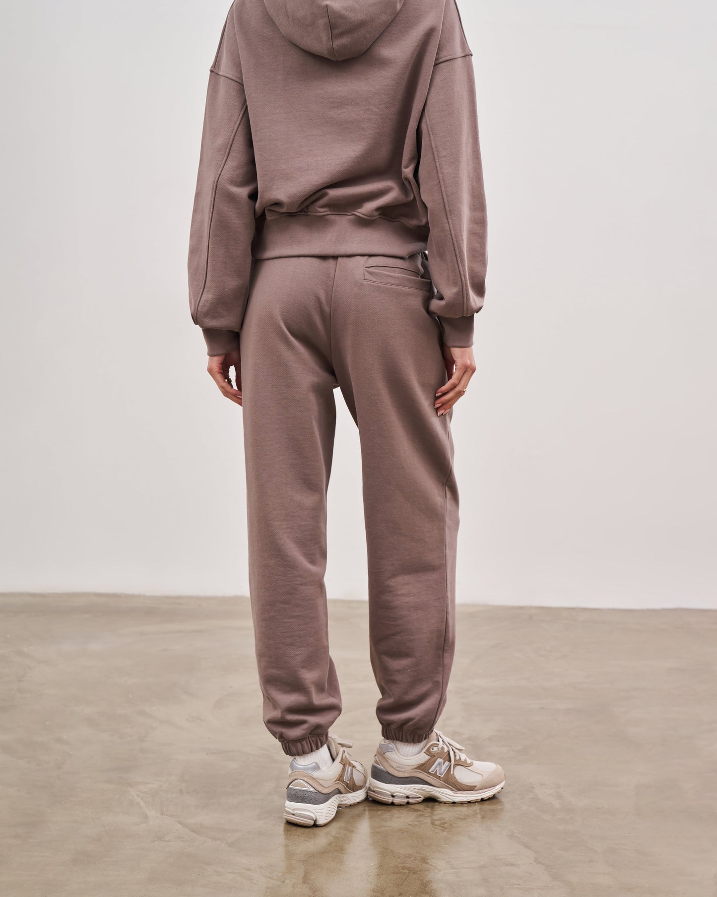 EMBLEM RELAXED JOGGERS - BROWN