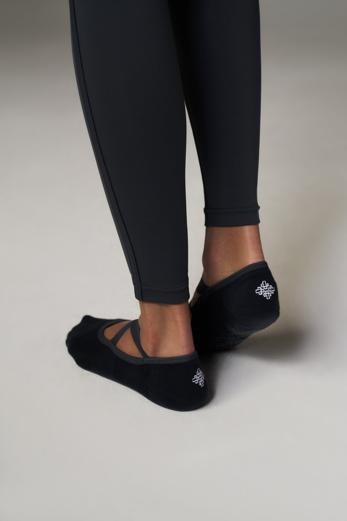 EMBLEM BARRE GRIP SOCKS - MIDNIGHT GREY