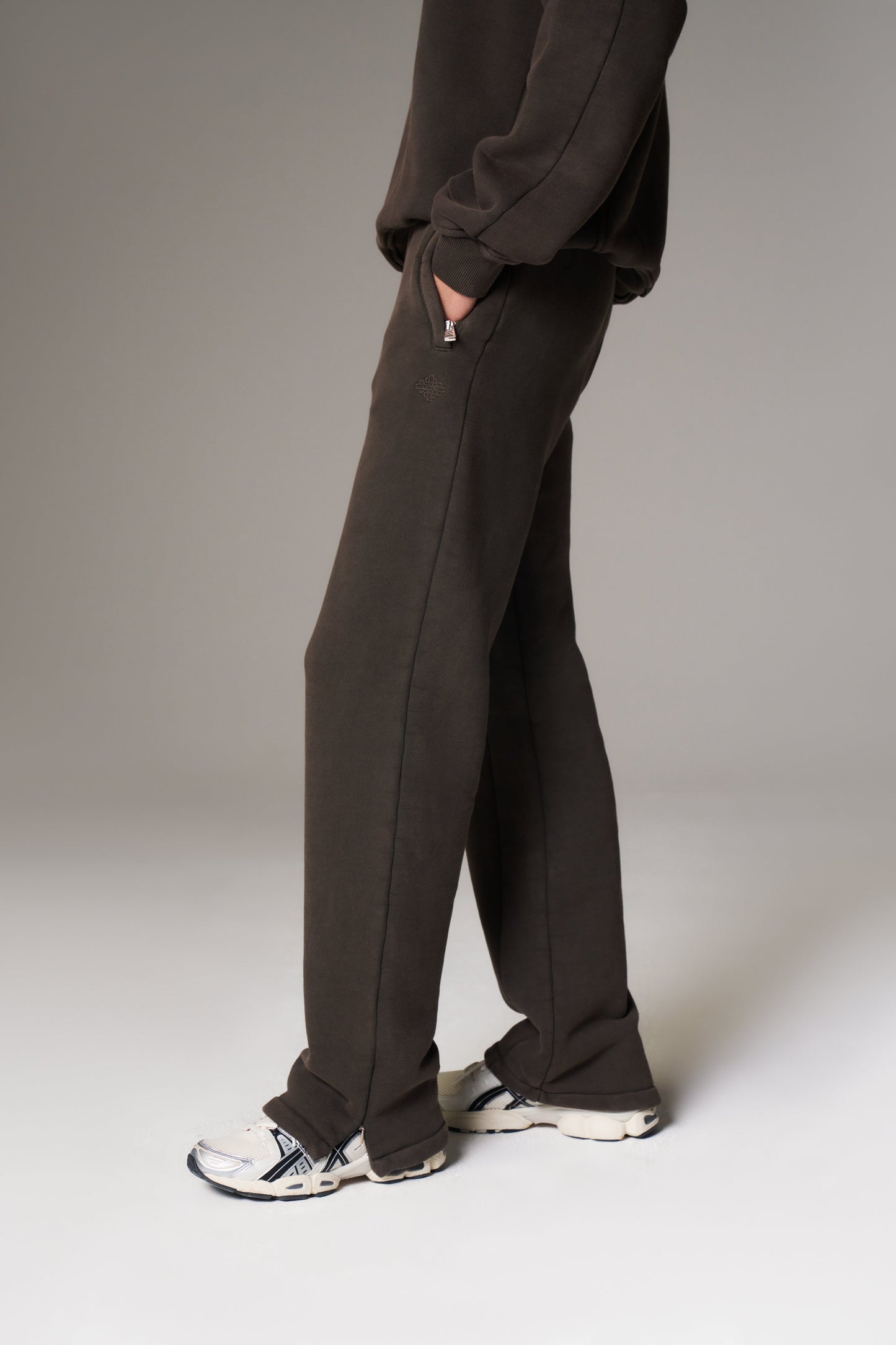 LAUNDERED CLASSICS STRAIGHT LEG JOGGERS - WASHED BROWN