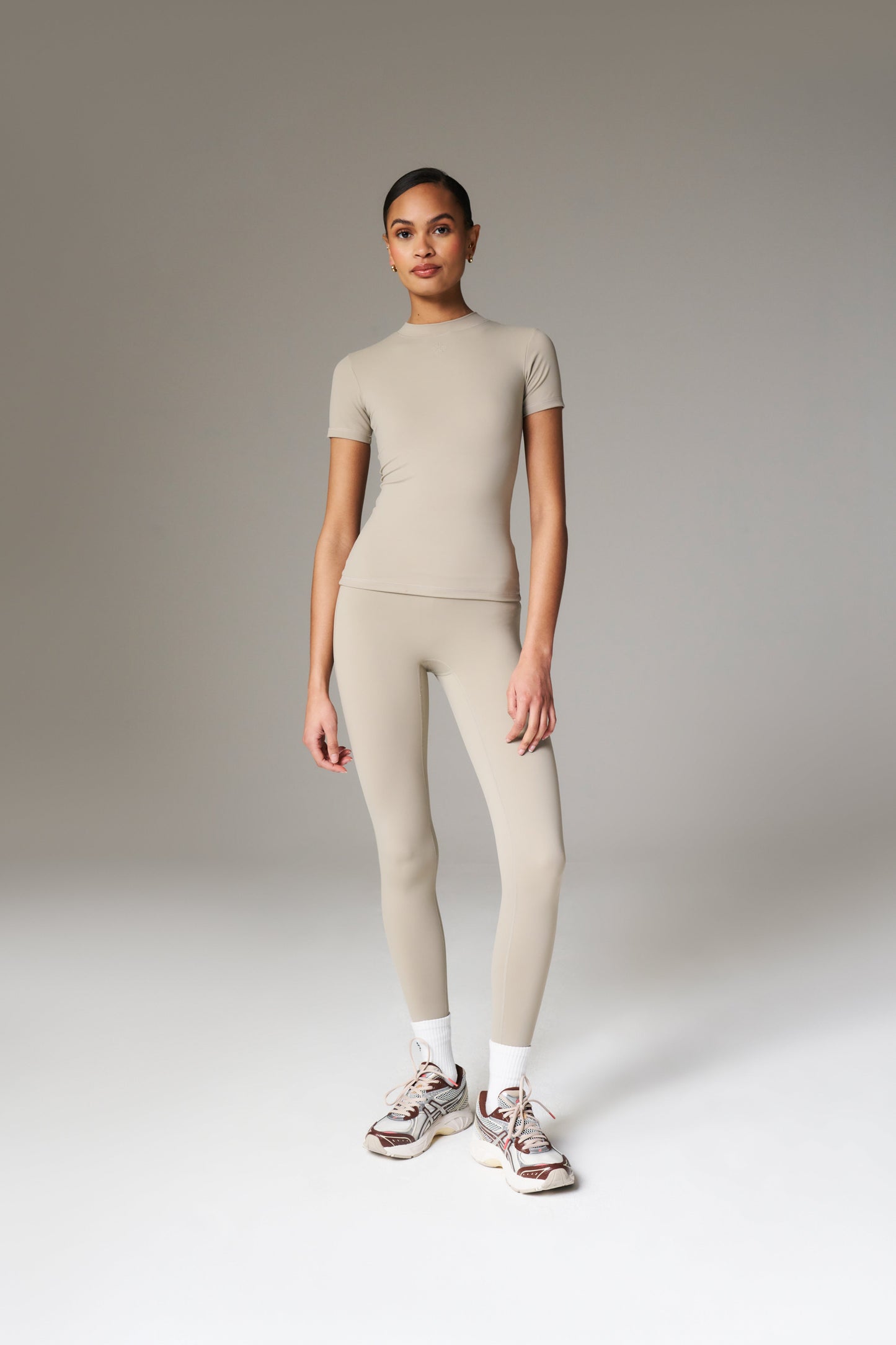 SCULPTING STRETCH EMBLEM BABY TEE - BEIGE