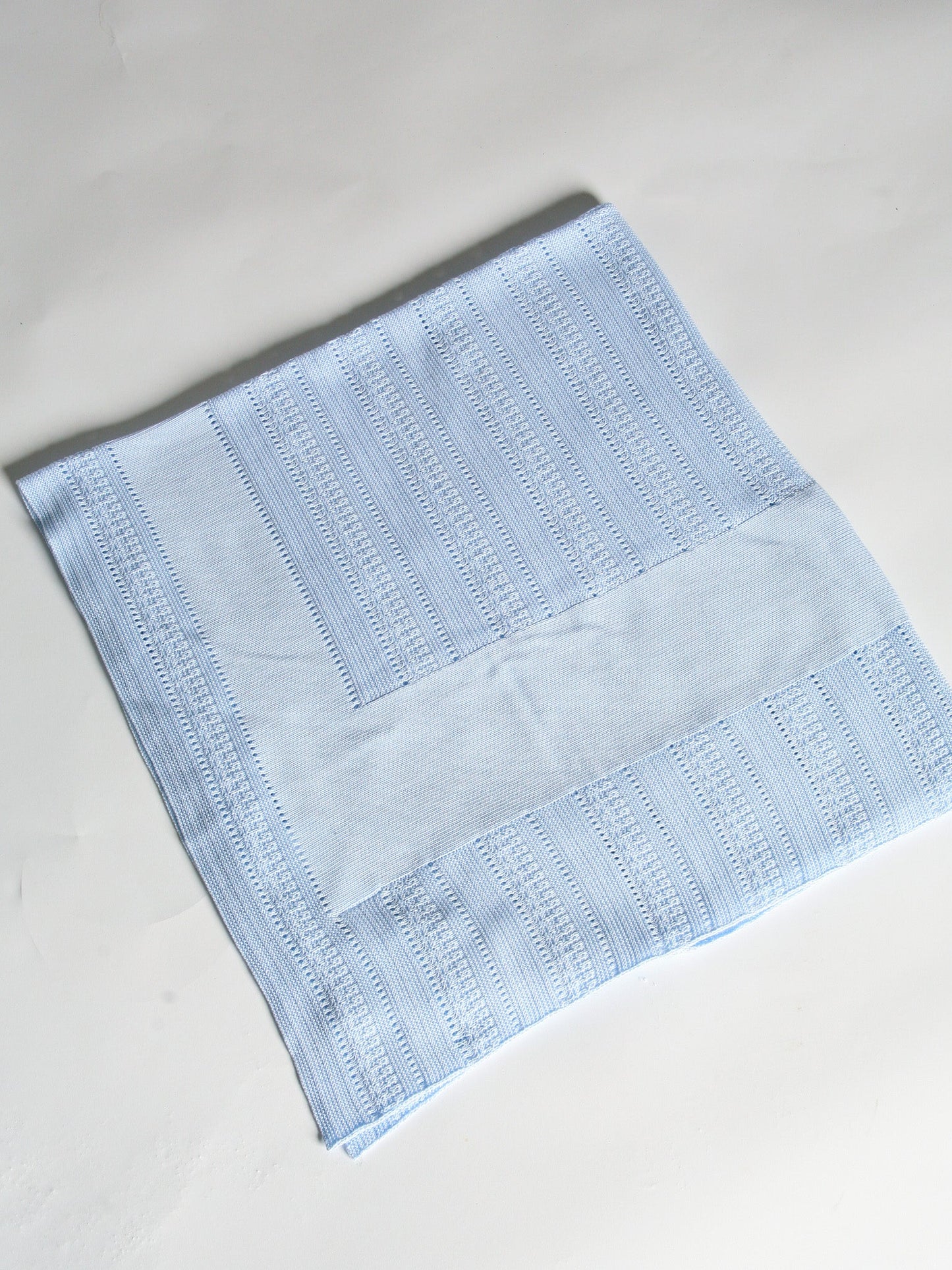 Mac Ilusion Knitted Blanket in Blue
