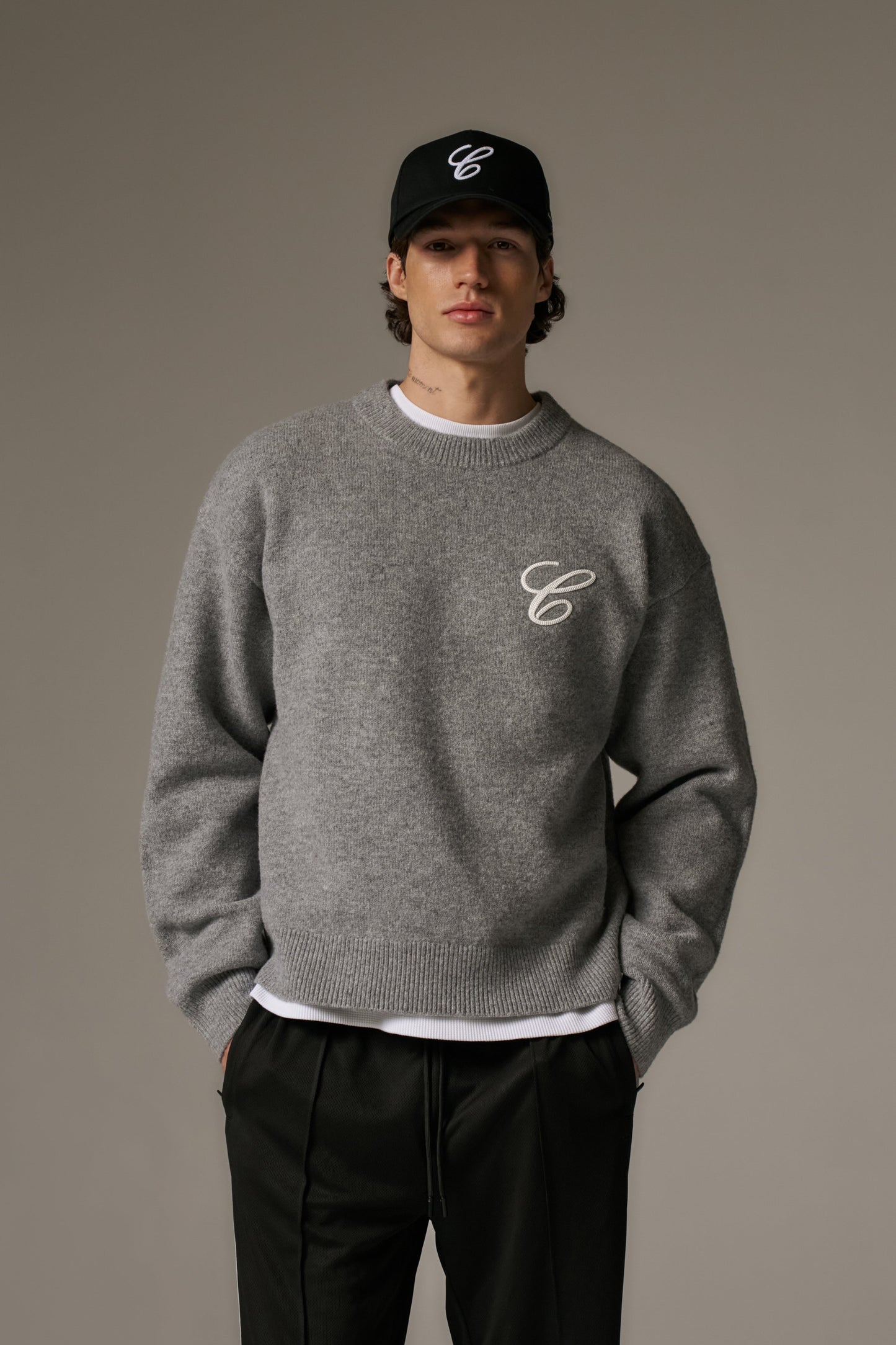 C EMBROIDERY KNITTED CREW - GREY MARL
