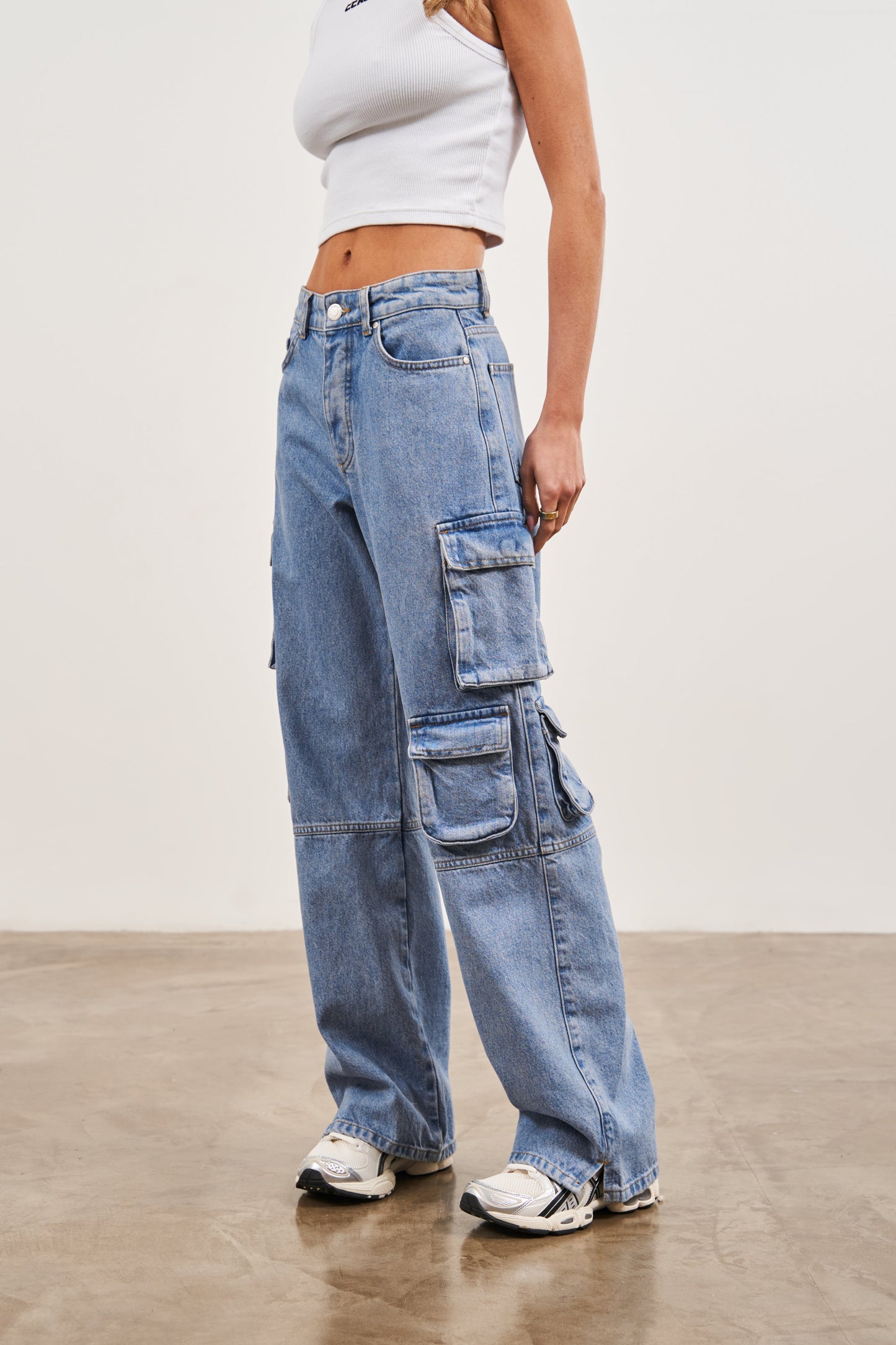 RELAXED CARGO JEANS - BLUE WASH