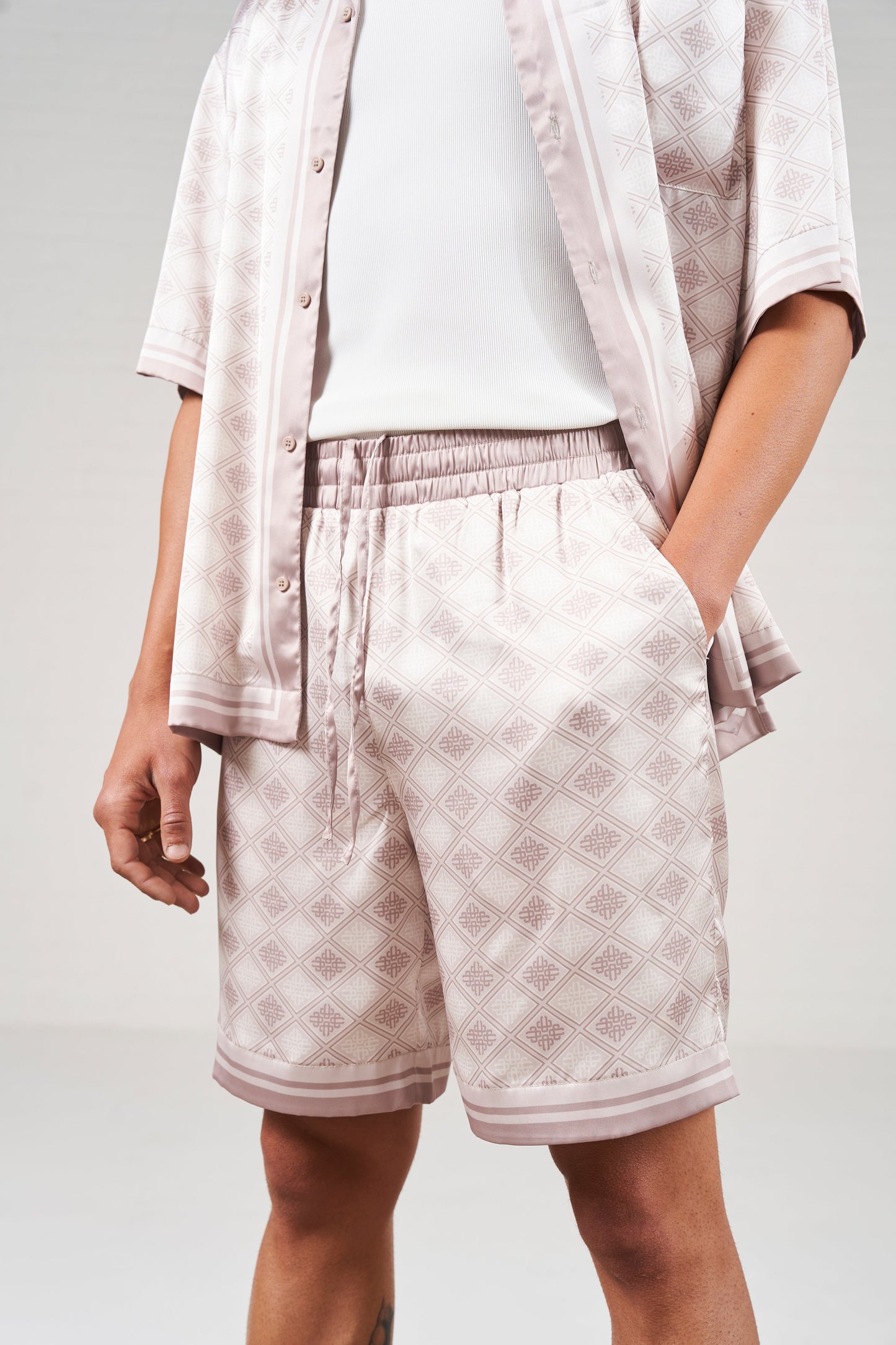 EMBLEM PRINT SHORTS - BEIGE