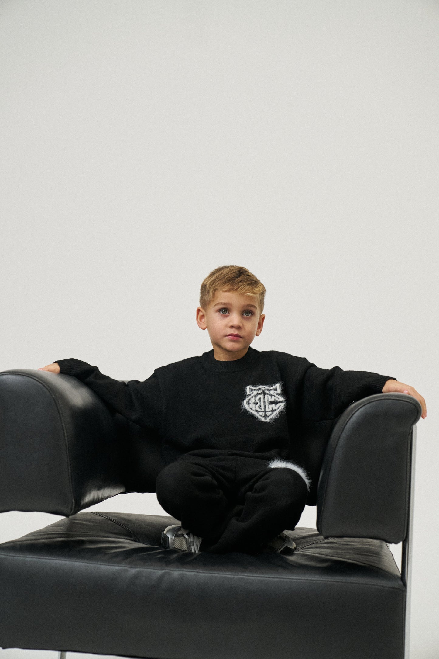 JUNIOR MONOGRAM FLUFFY KNIT CREW - BLACK
