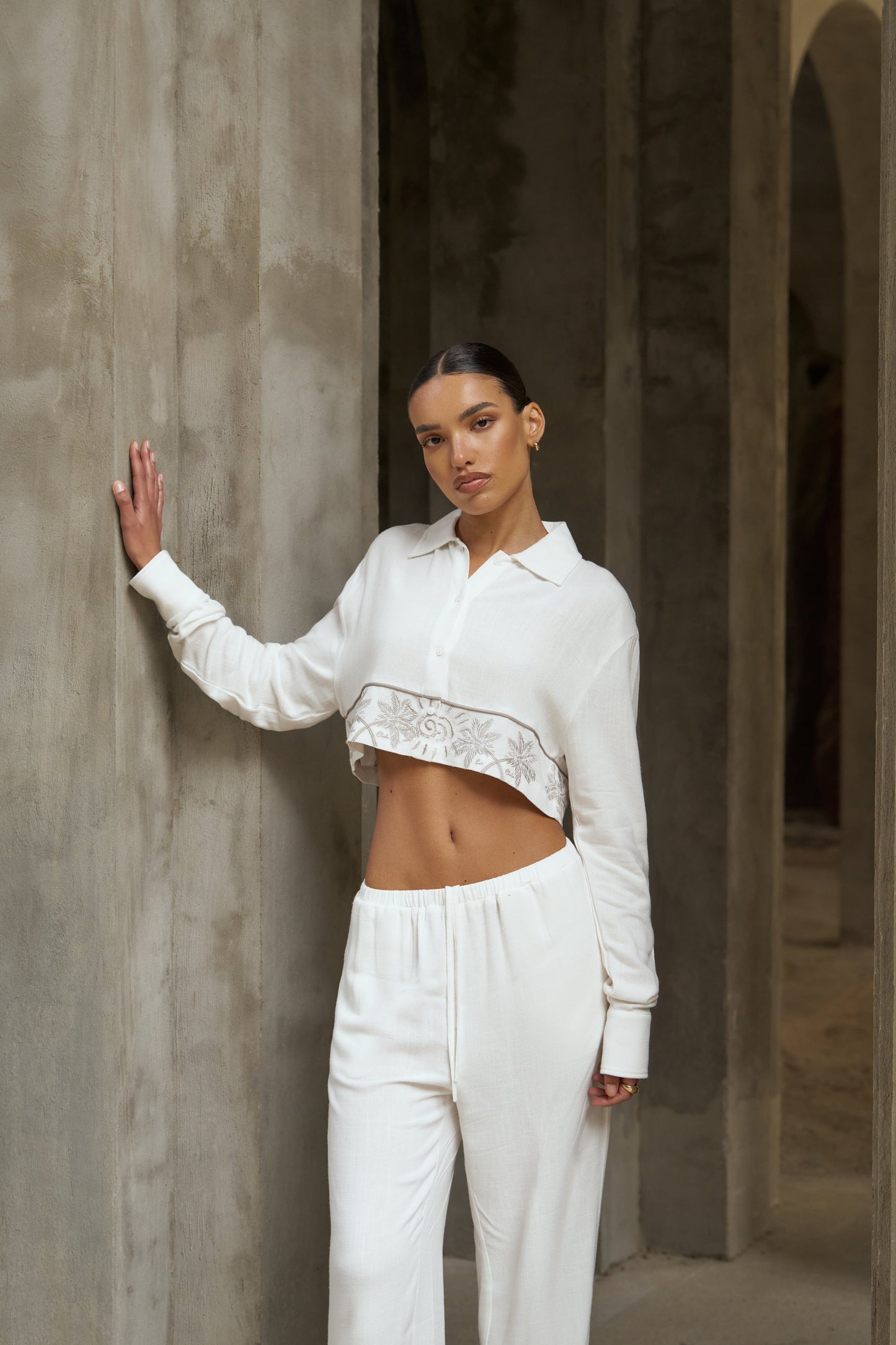 PALM EMBROIDERED CROPPED SHIRT - OFF WHITE