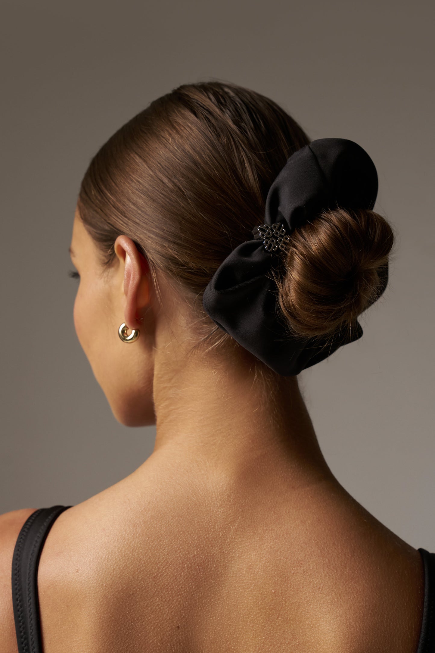 METAL EMBLEM SCRUNCHIE - BLACK
