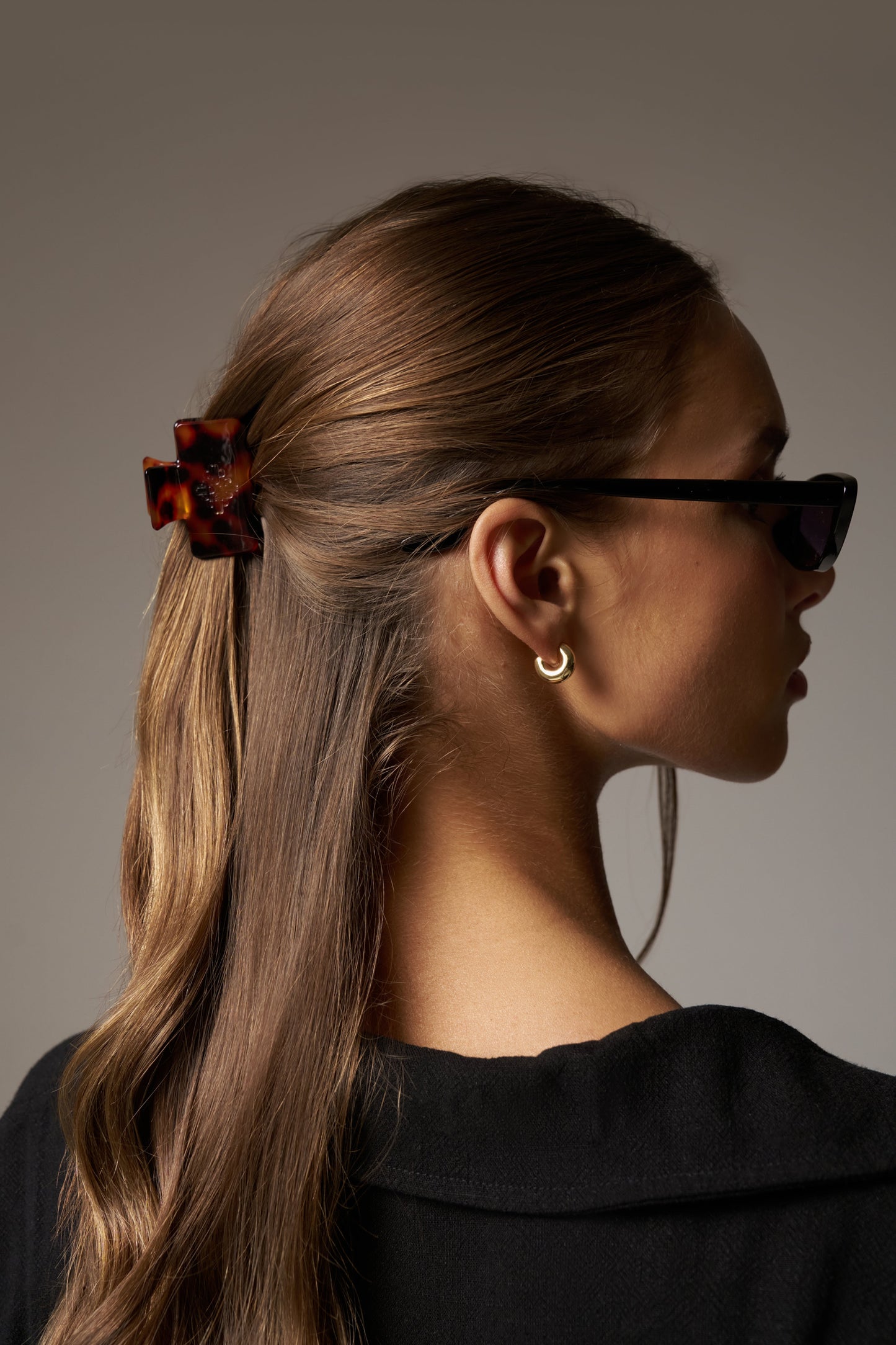 TORTOISESHELL MINI EMBLEM CLAW CLIP - BROWN