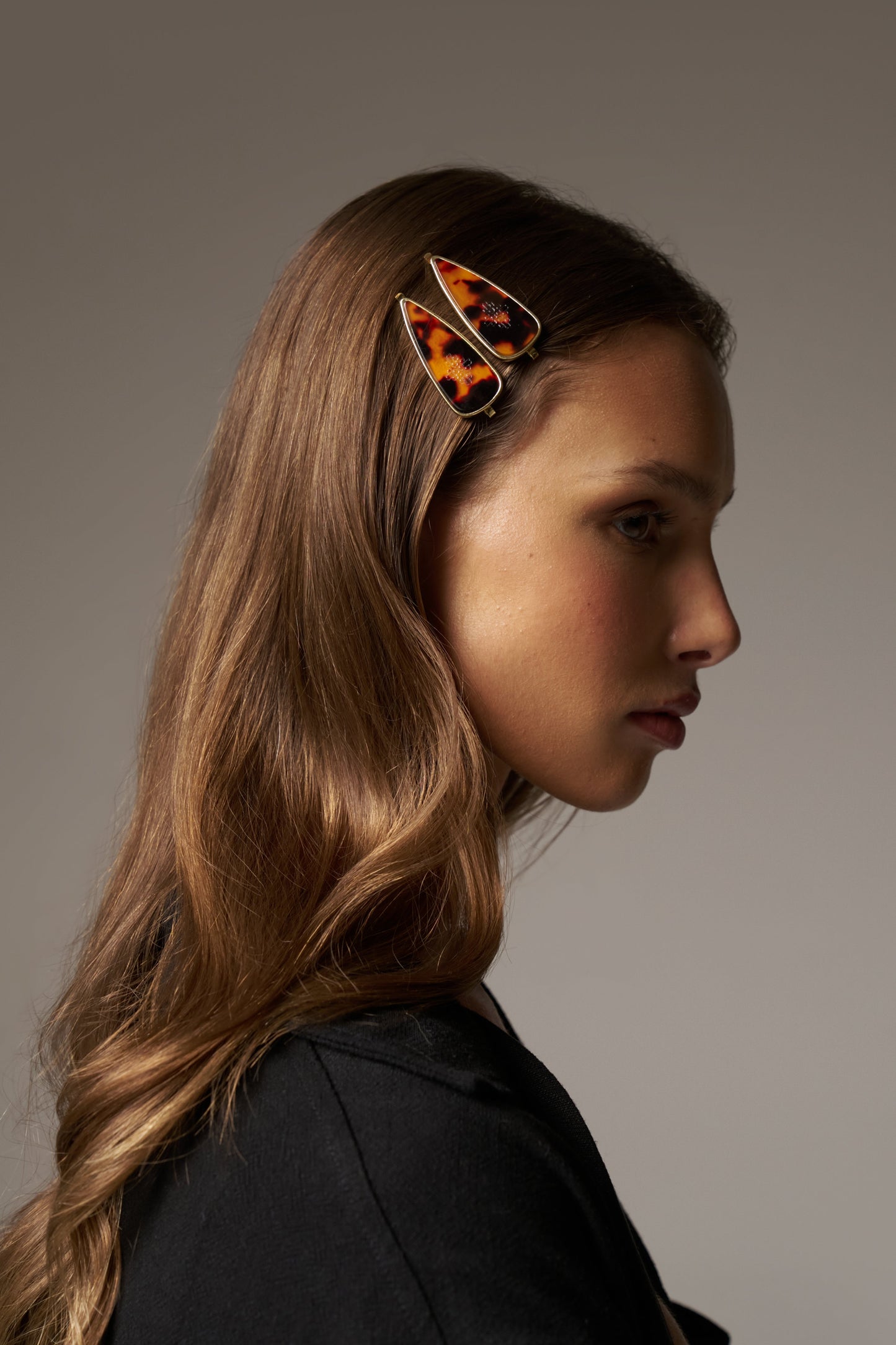 TORTOISESHELL EMBLEM HAIR GRIPS 2 PACK - BROWN