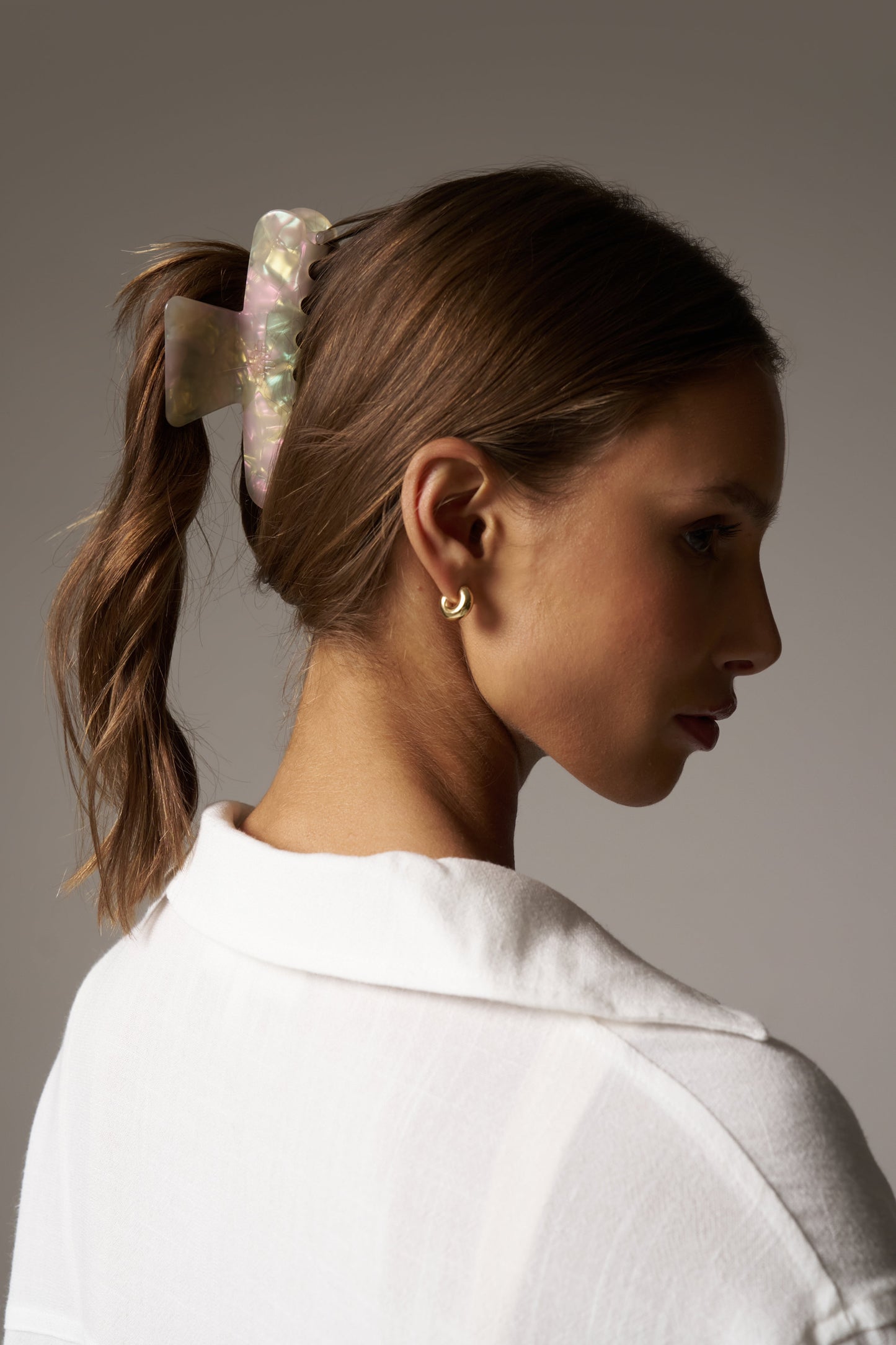 TORTOISESHELL EMBLEM CLAW CLIP - PEARL