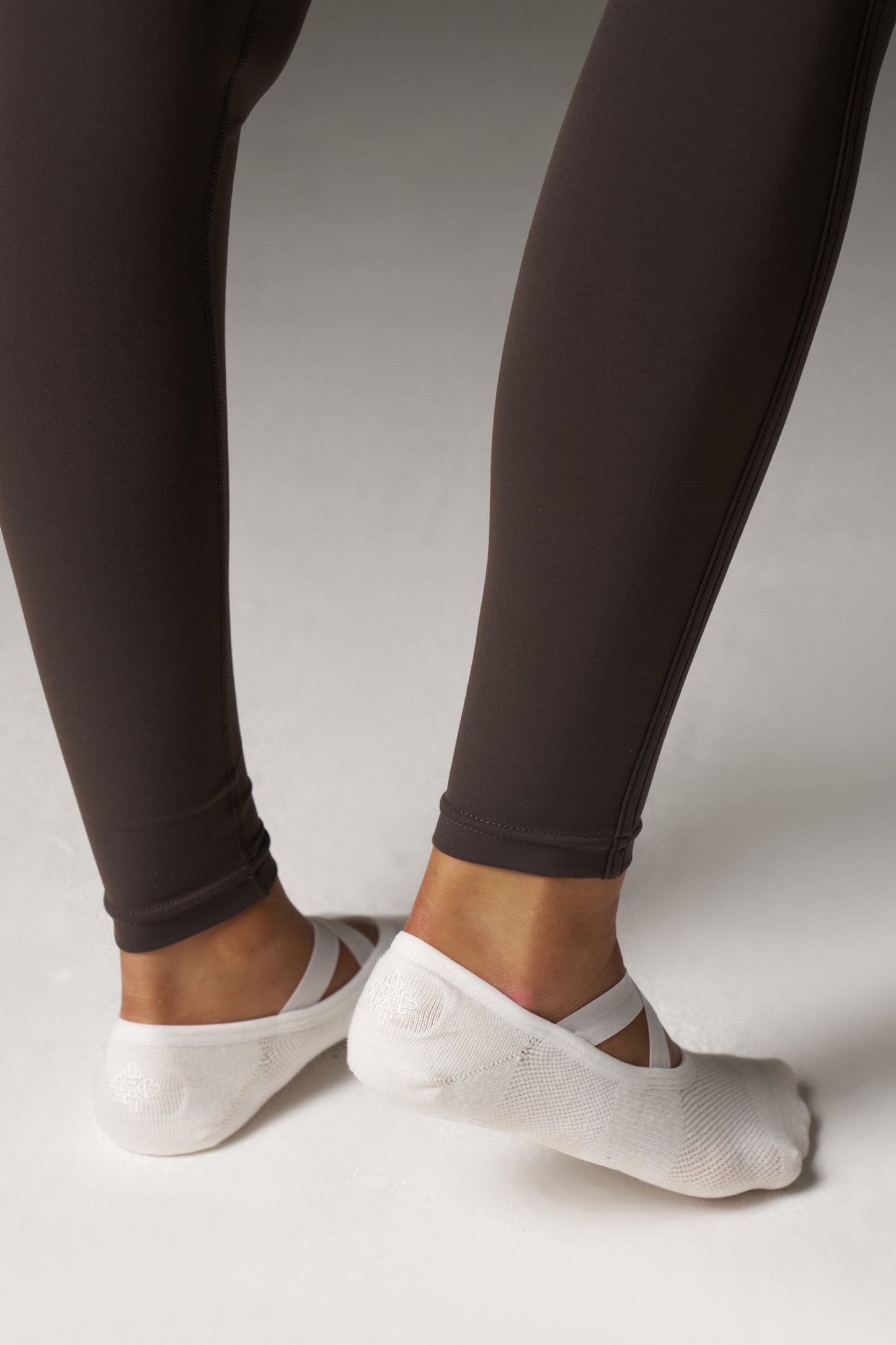 EMBLEM BARRE GRIP SOCKS - BONE