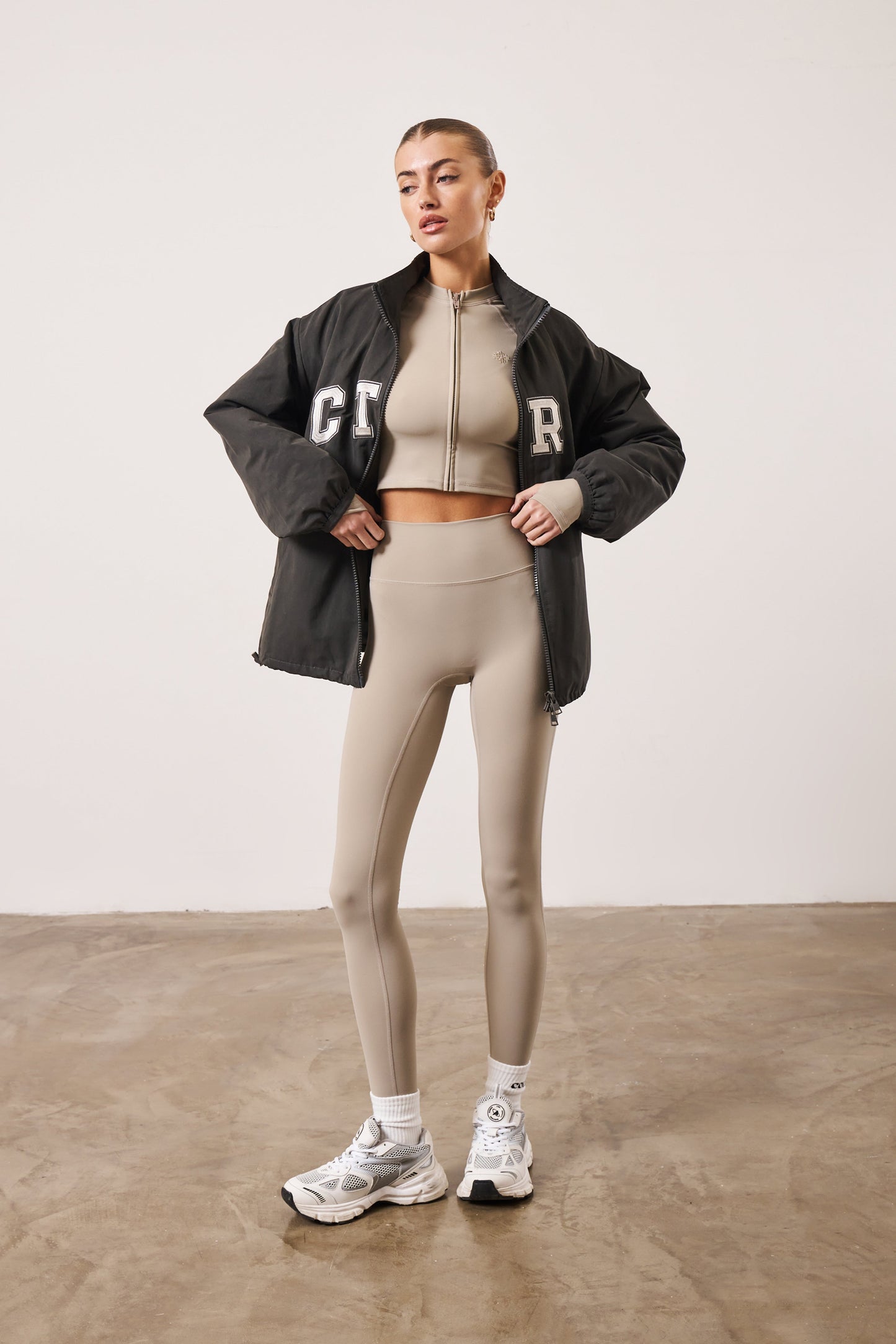 SCULPTING EMBLEM ZIP THROUGH TOP - BEIGE
