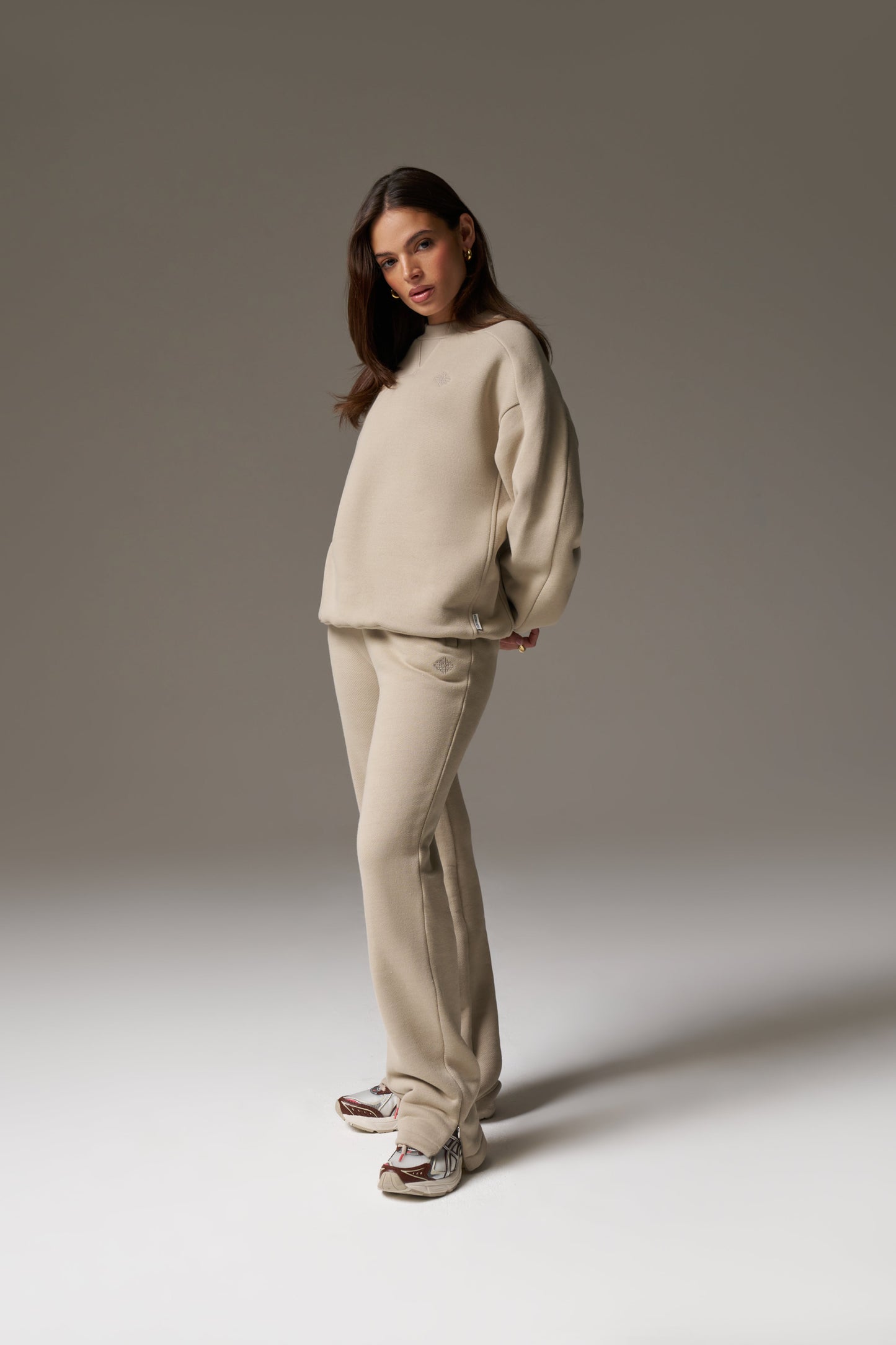 LAUNDERED CLASSICS SEAM DETAIL SWEATSHIRT - BEIGE