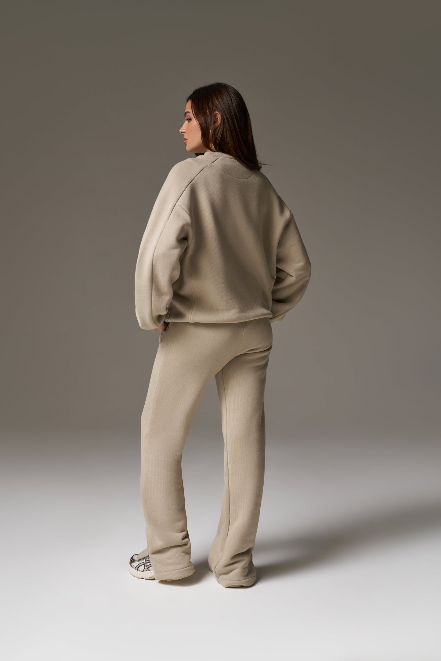 LAUNDERED CLASSICS SEAM DETAIL SWEATSHIRT - BEIGE