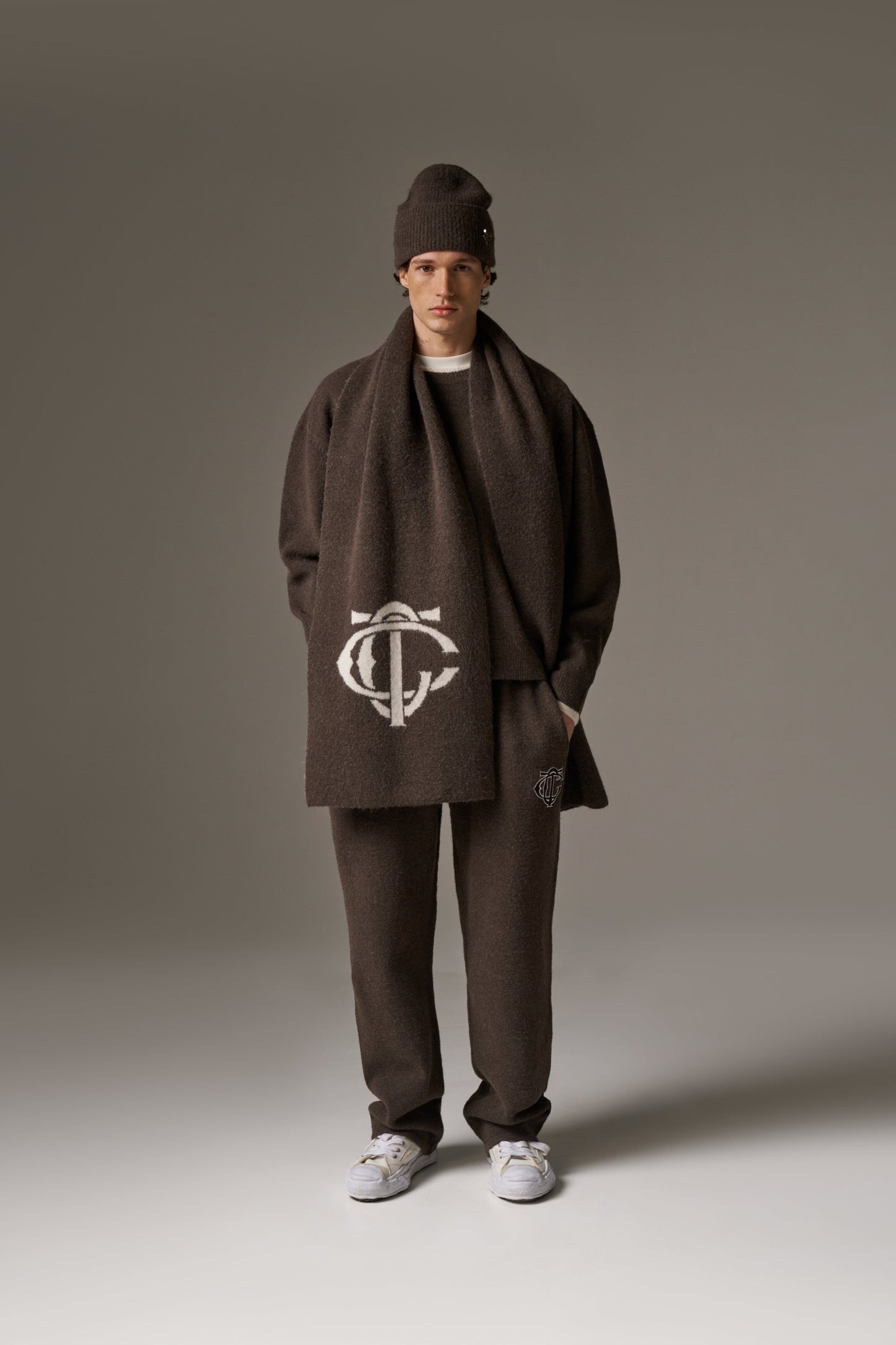 MONOGRAM KNITTED CREW - BROWN