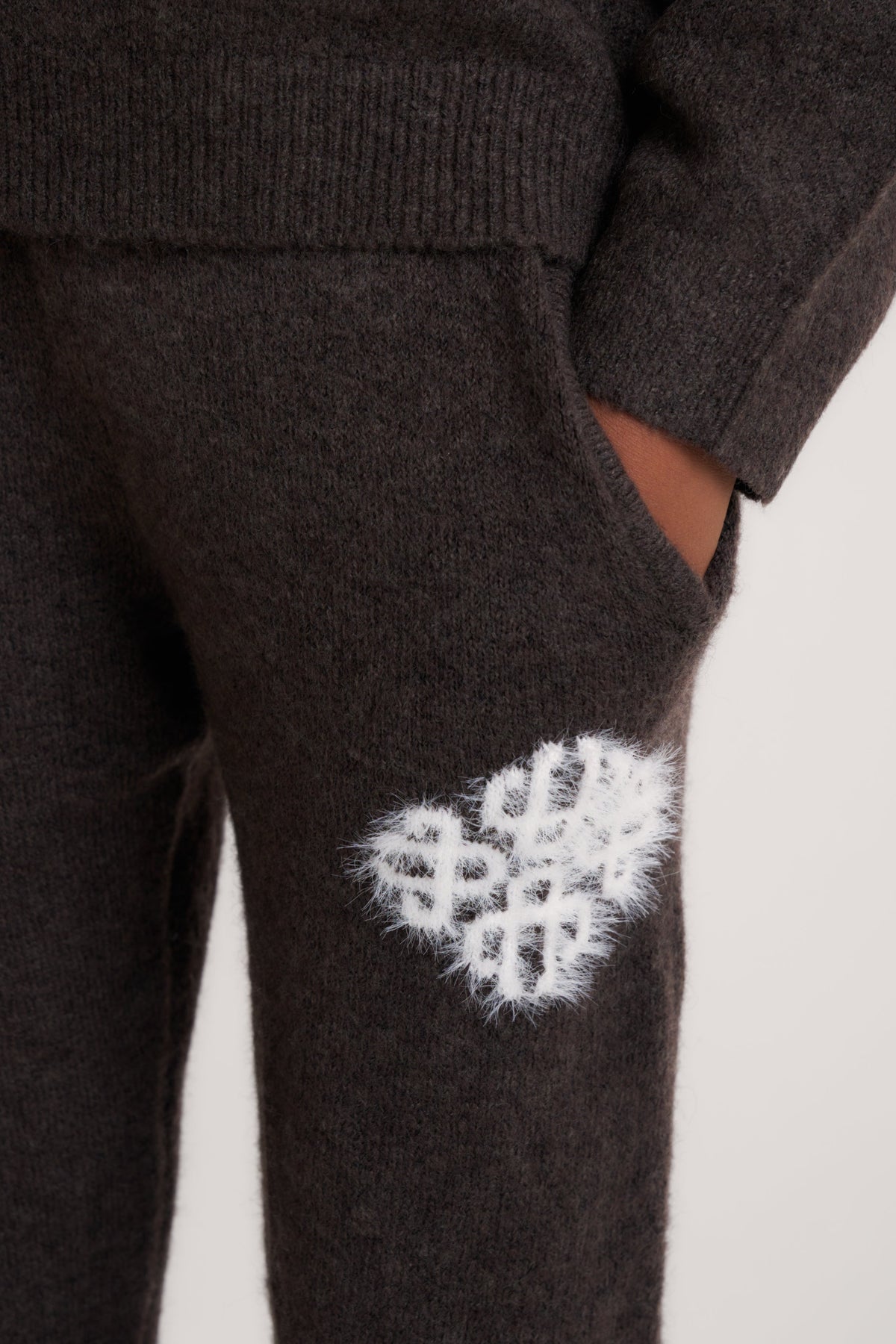 JUNIOR EMBLEM FLUFFY KNIT JOGGERS - BROWN