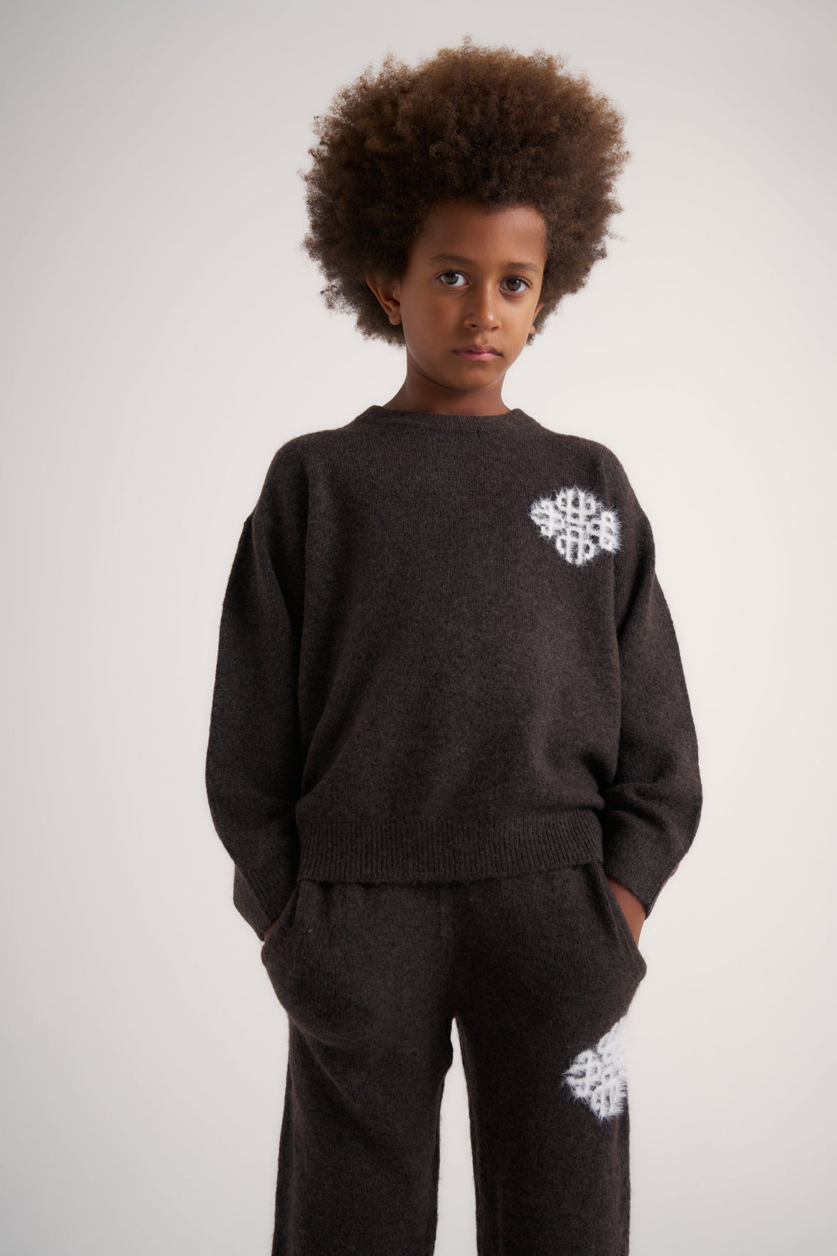 JUNIOR EMBLEM FLUFFY KNIT CREW - BROWN
