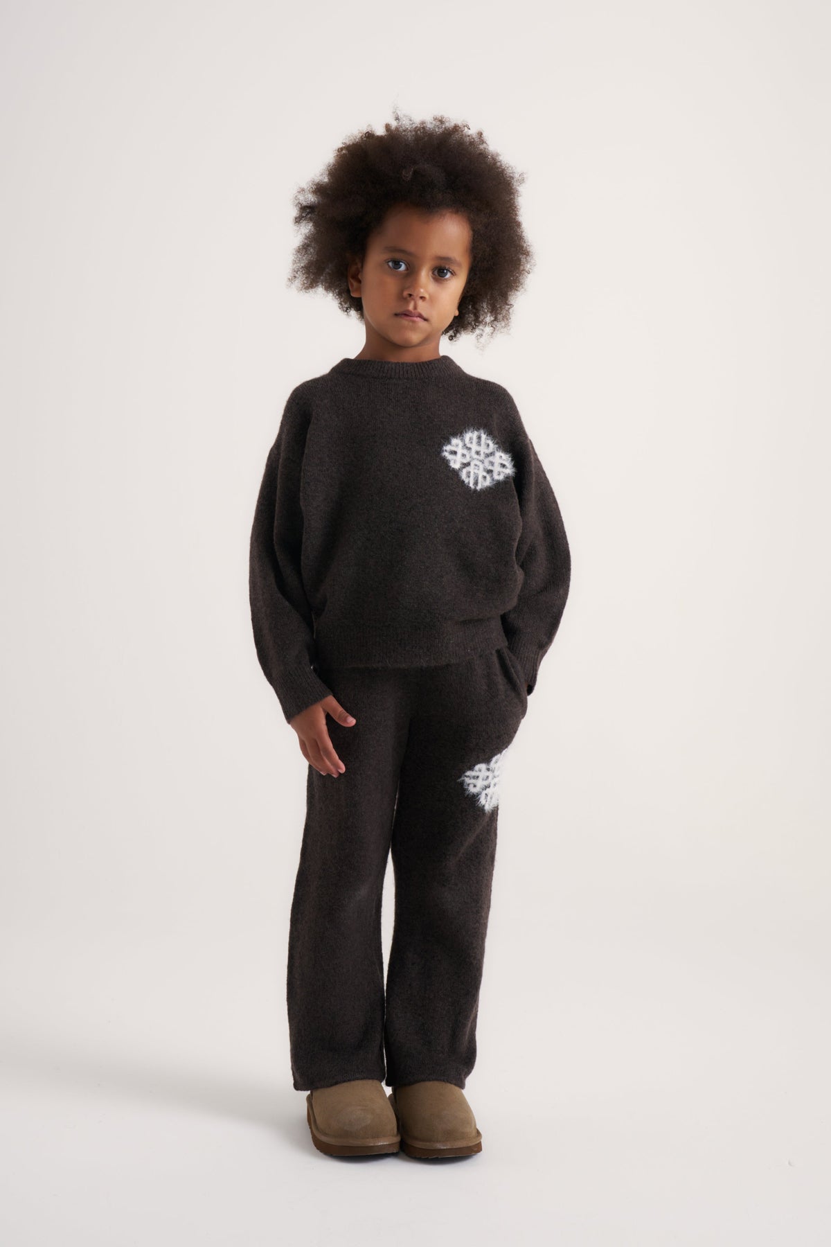 KIDS EMBLEM FLUFFY KNIT CREW - BROWN