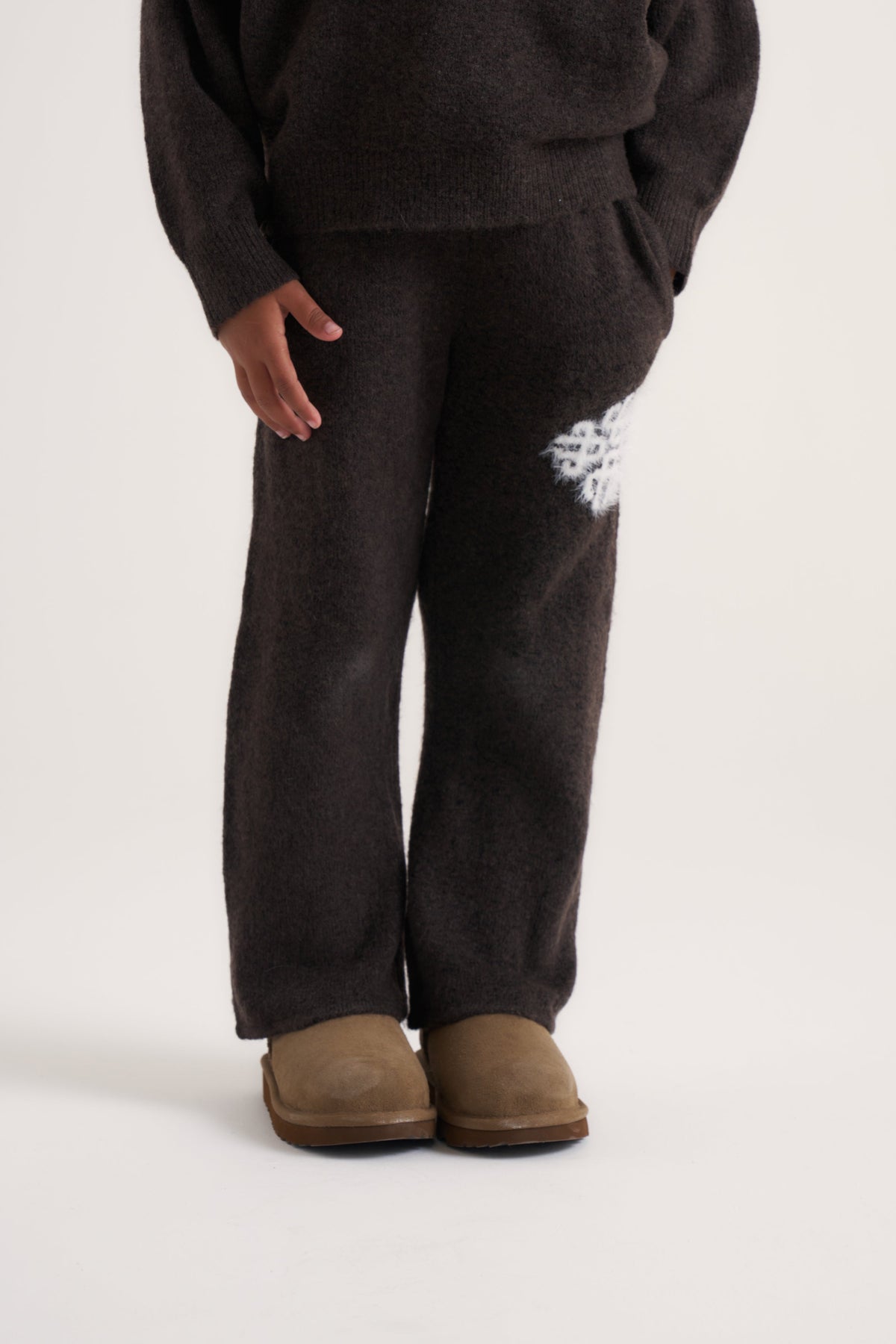 KIDS EMBLEM FLUFFY KNIT JOGGERS - BROWN