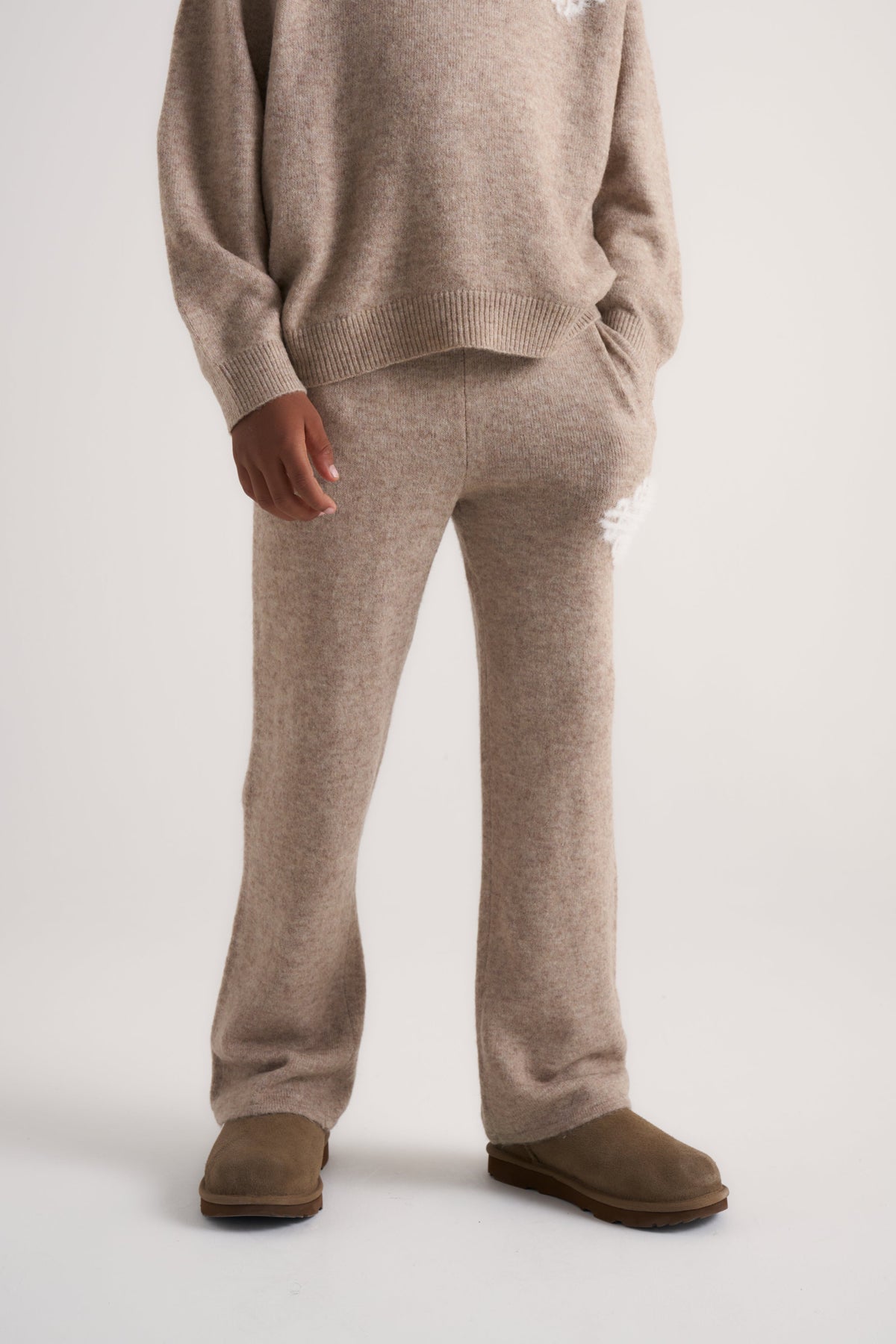 JUNIOR EMBLEM FLUFFY KNIT JOGGERS - BEIGE