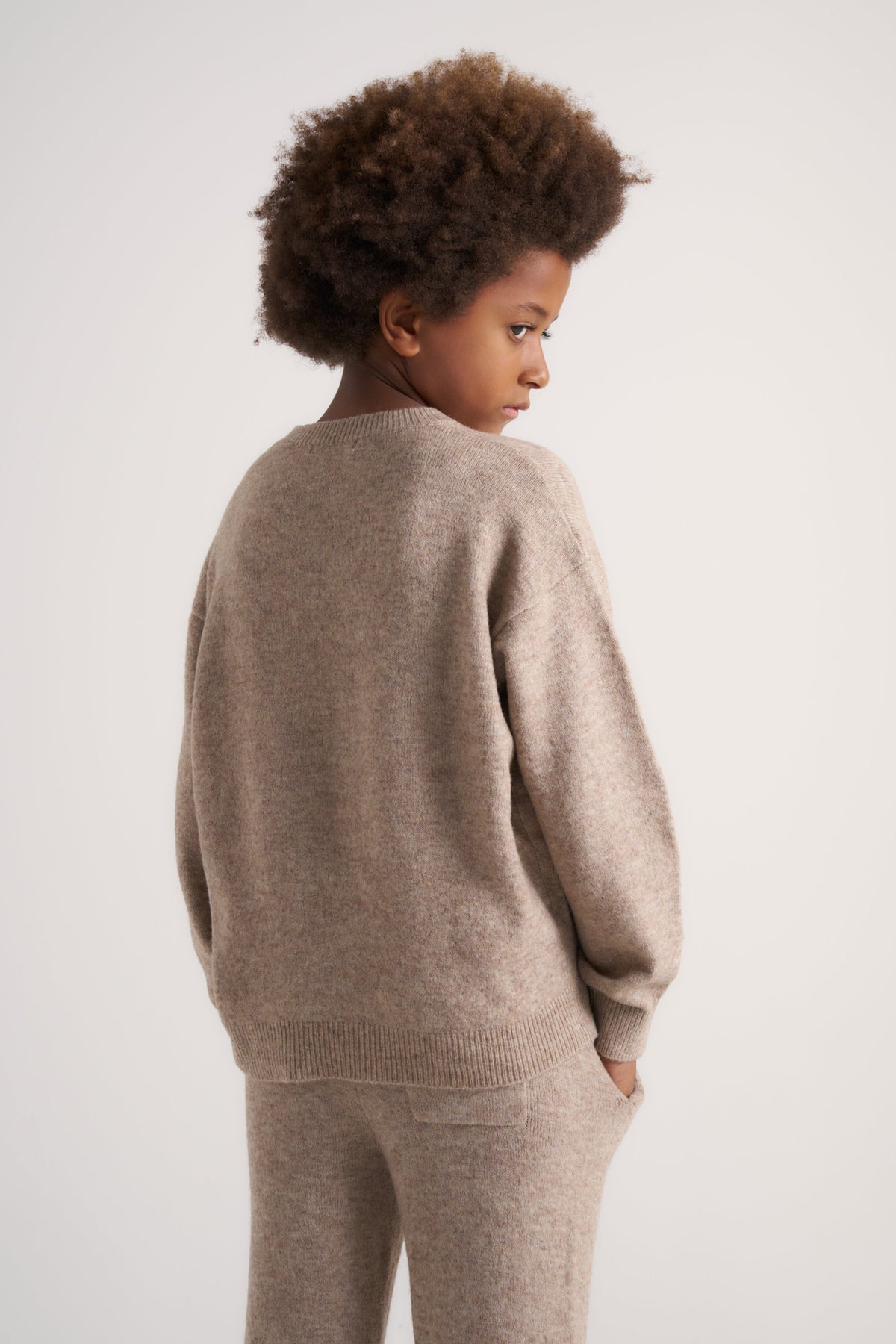 JUNIOR EMBLEM FLUFFY KNIT CREW - BEIGE