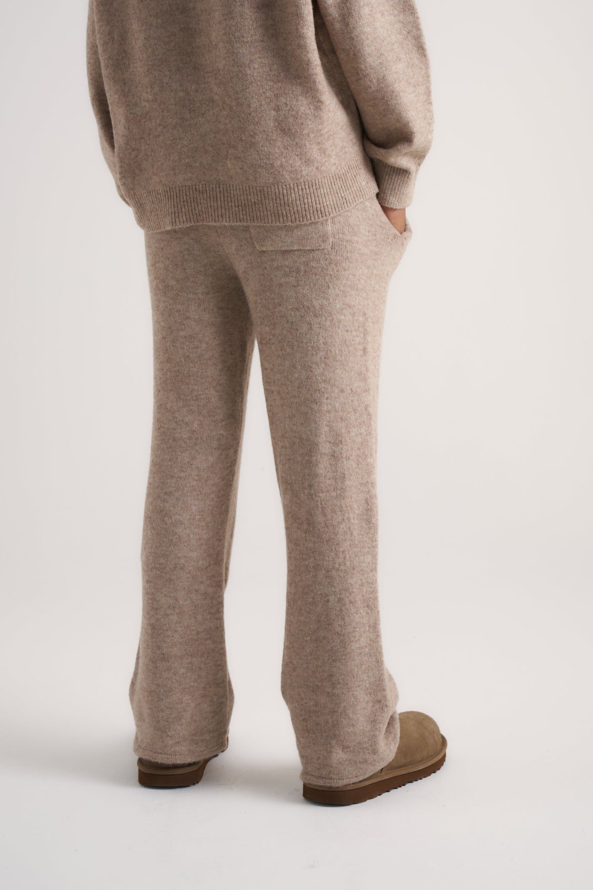 JUNIOR EMBLEM FLUFFY KNIT JOGGERS - BEIGE