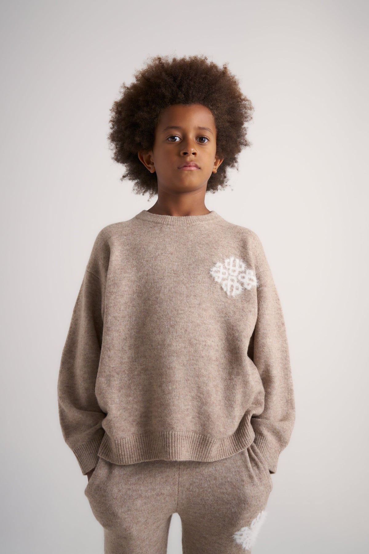 JUNIOR EMBLEM FLUFFY KNIT CREW - BEIGE