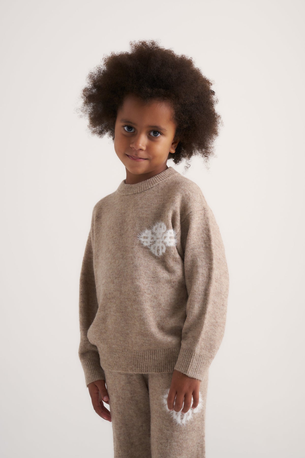 KIDS EMBLEM FLUFFY KNIT CREW - BEIGE