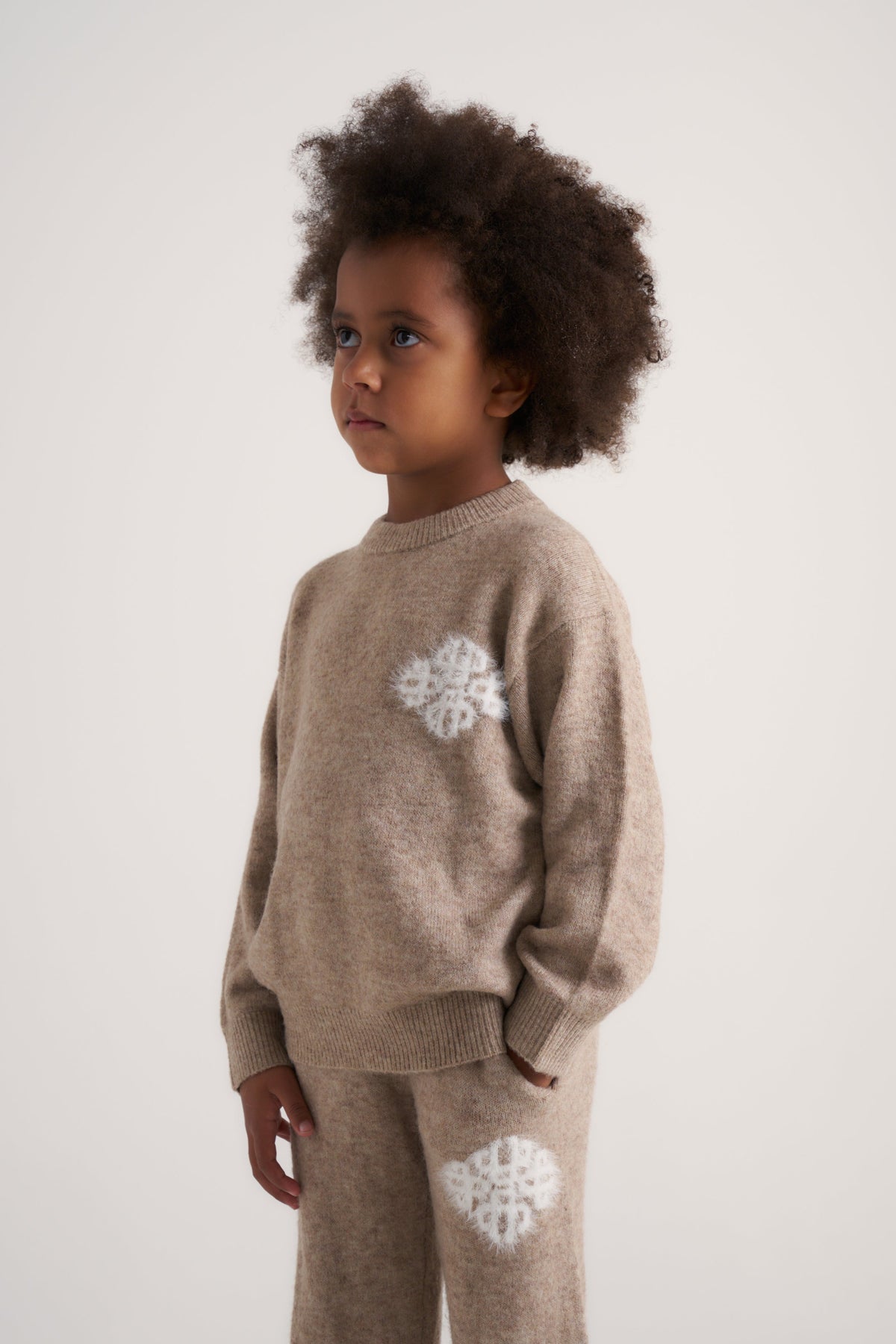 KIDS EMBLEM FLUFFY KNIT CREW - BEIGE