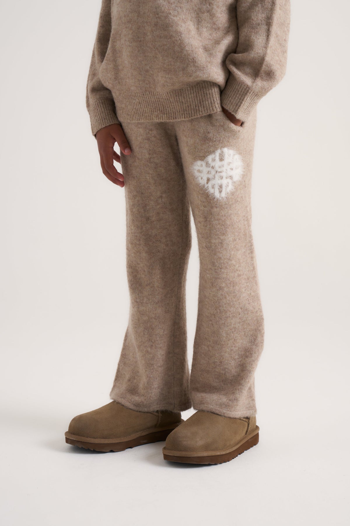 KIDS EMBLEM FLUFFY KNIT JOGGERS - BEIGE