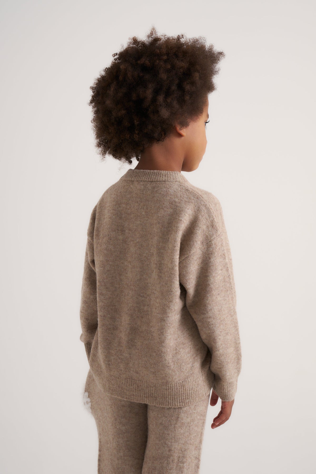 KIDS EMBLEM FLUFFY KNIT CREW - BEIGE