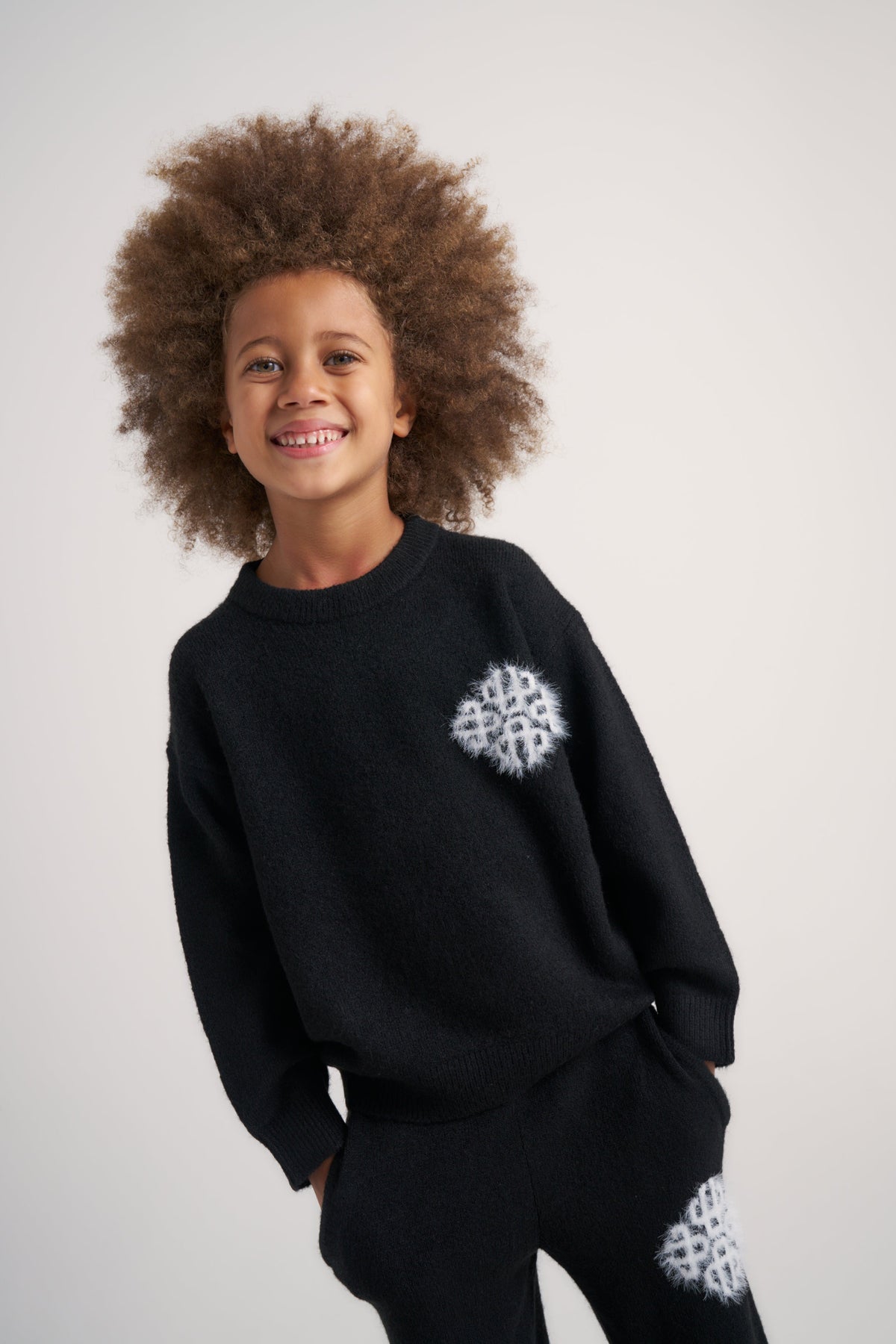 JUNIOR EMBLEM FLUFFY KNIT CREW - BLACK