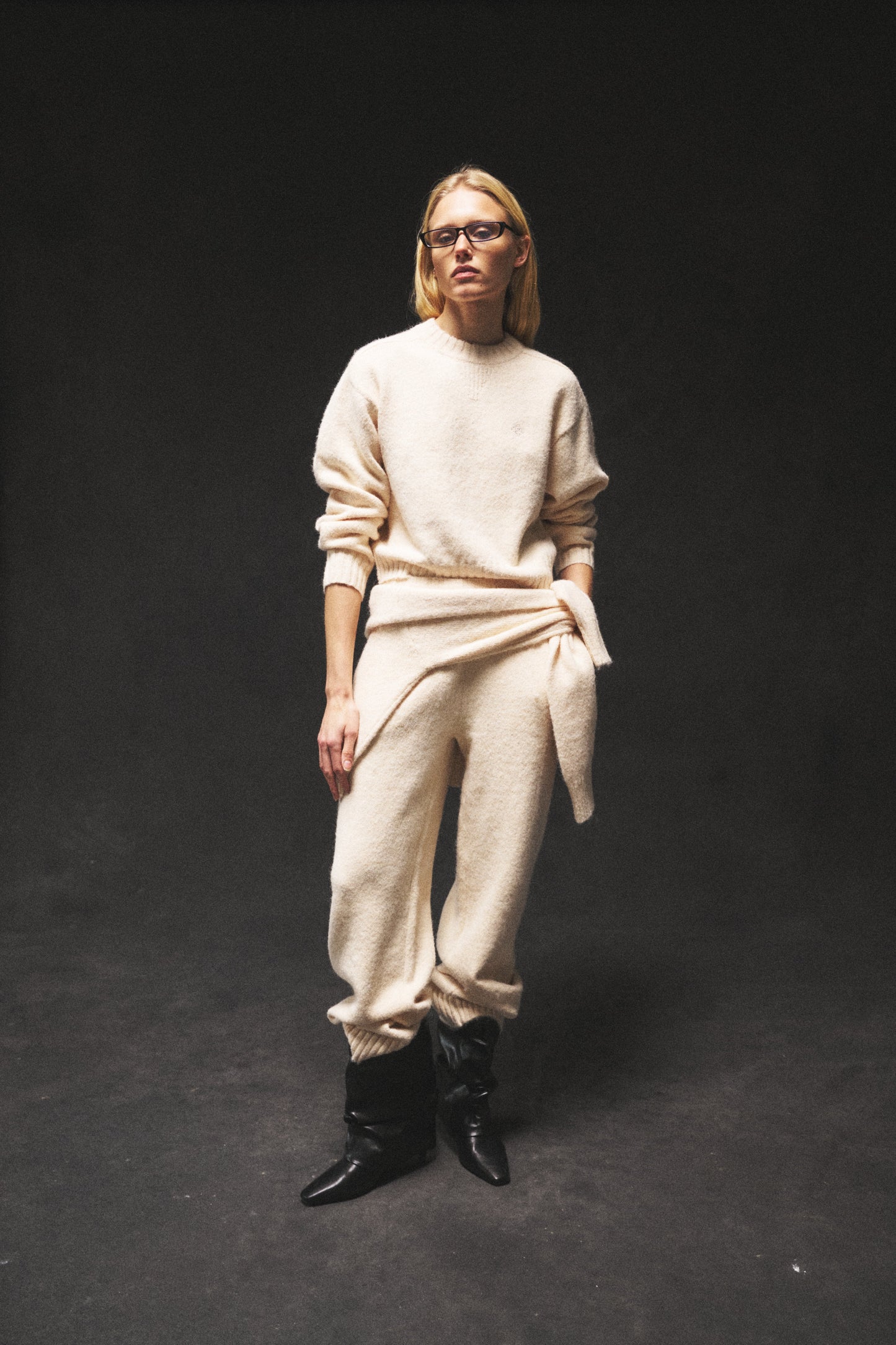 EMBLEM EMBROIDERED KNITTED CREW - BUTTERMILK