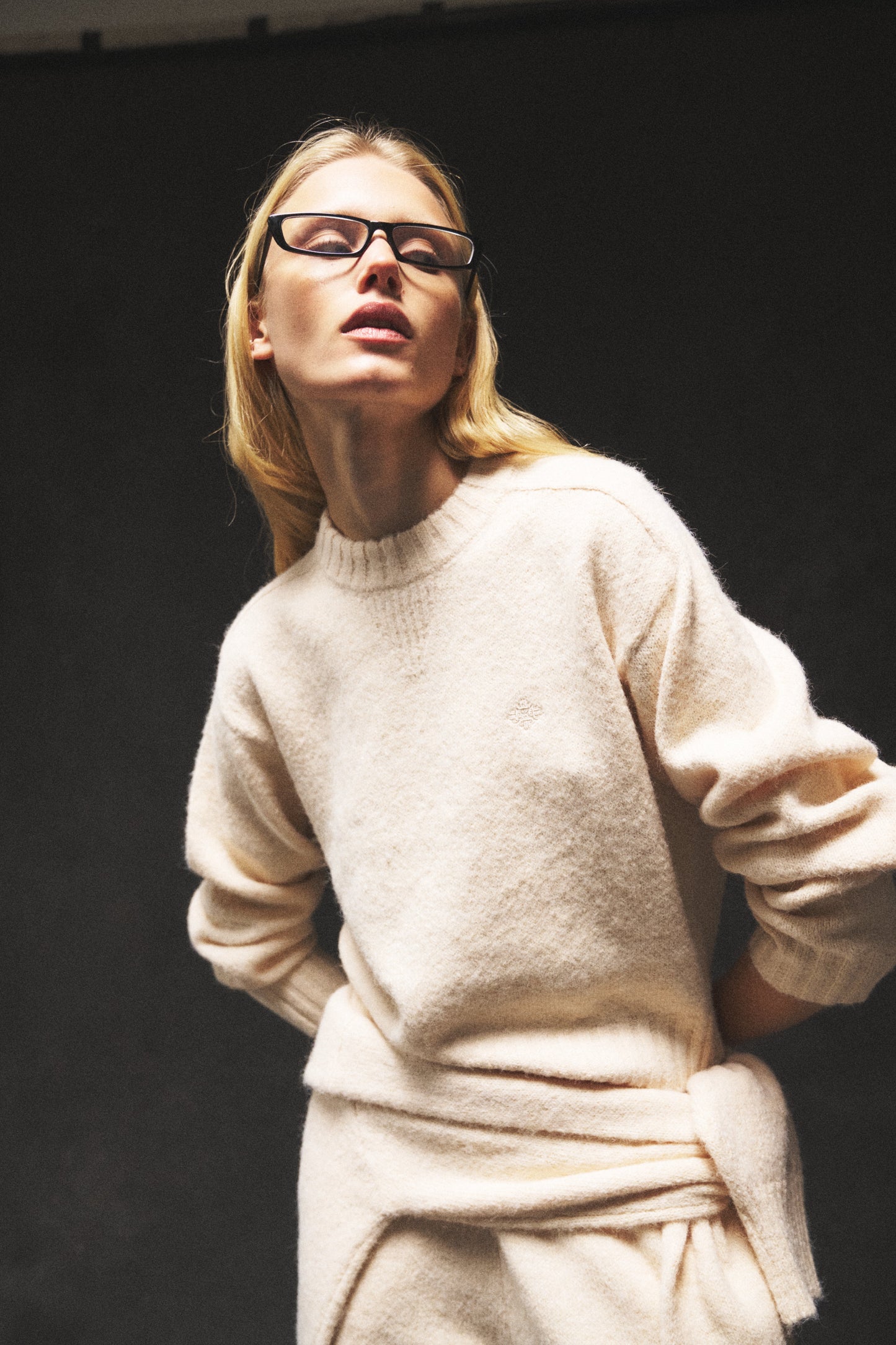 EMBLEM EMBROIDERED KNITTED CREW - BUTTERMILK