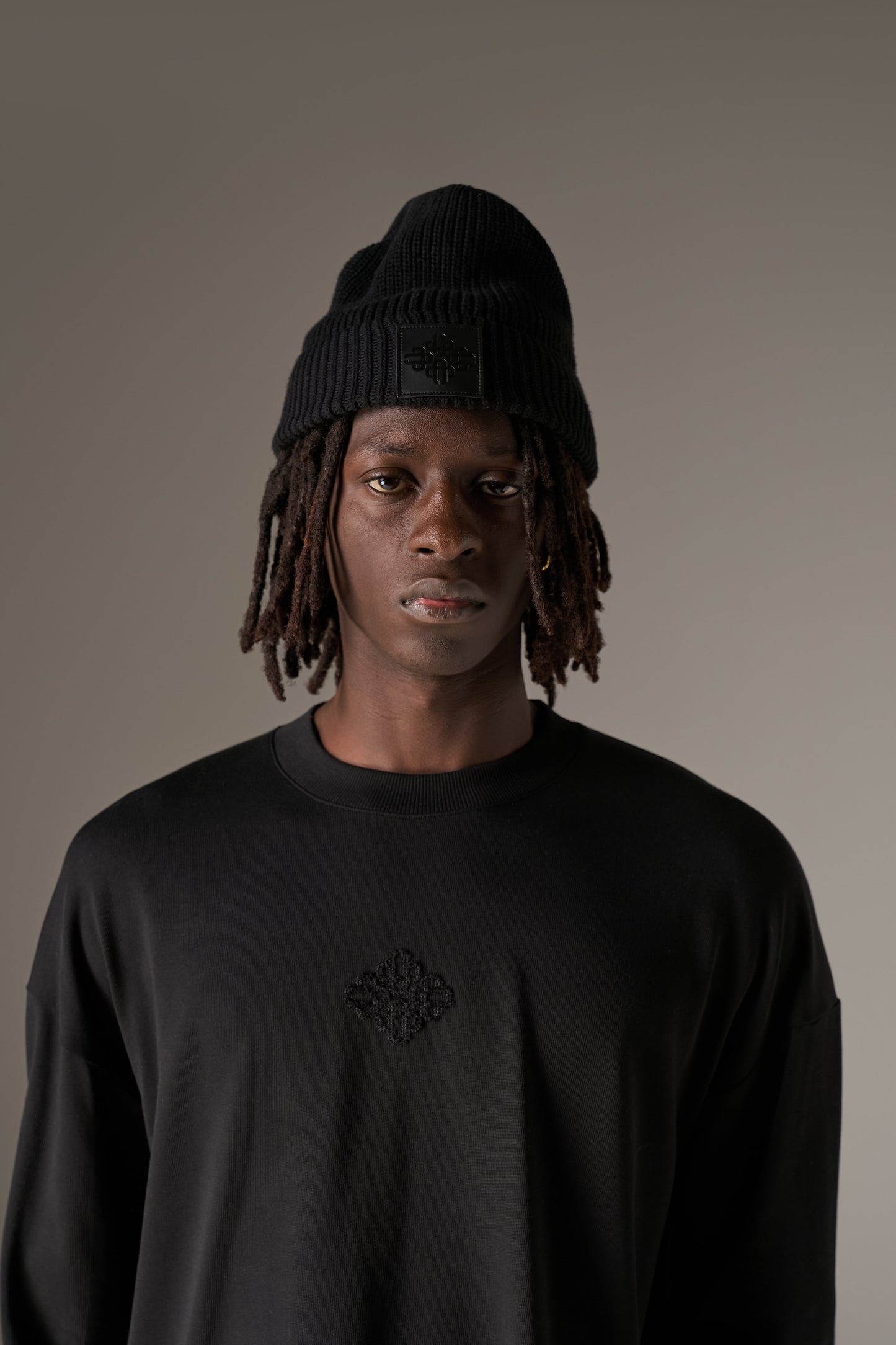 RIBBED EMBLEM BEANIE - BLACK