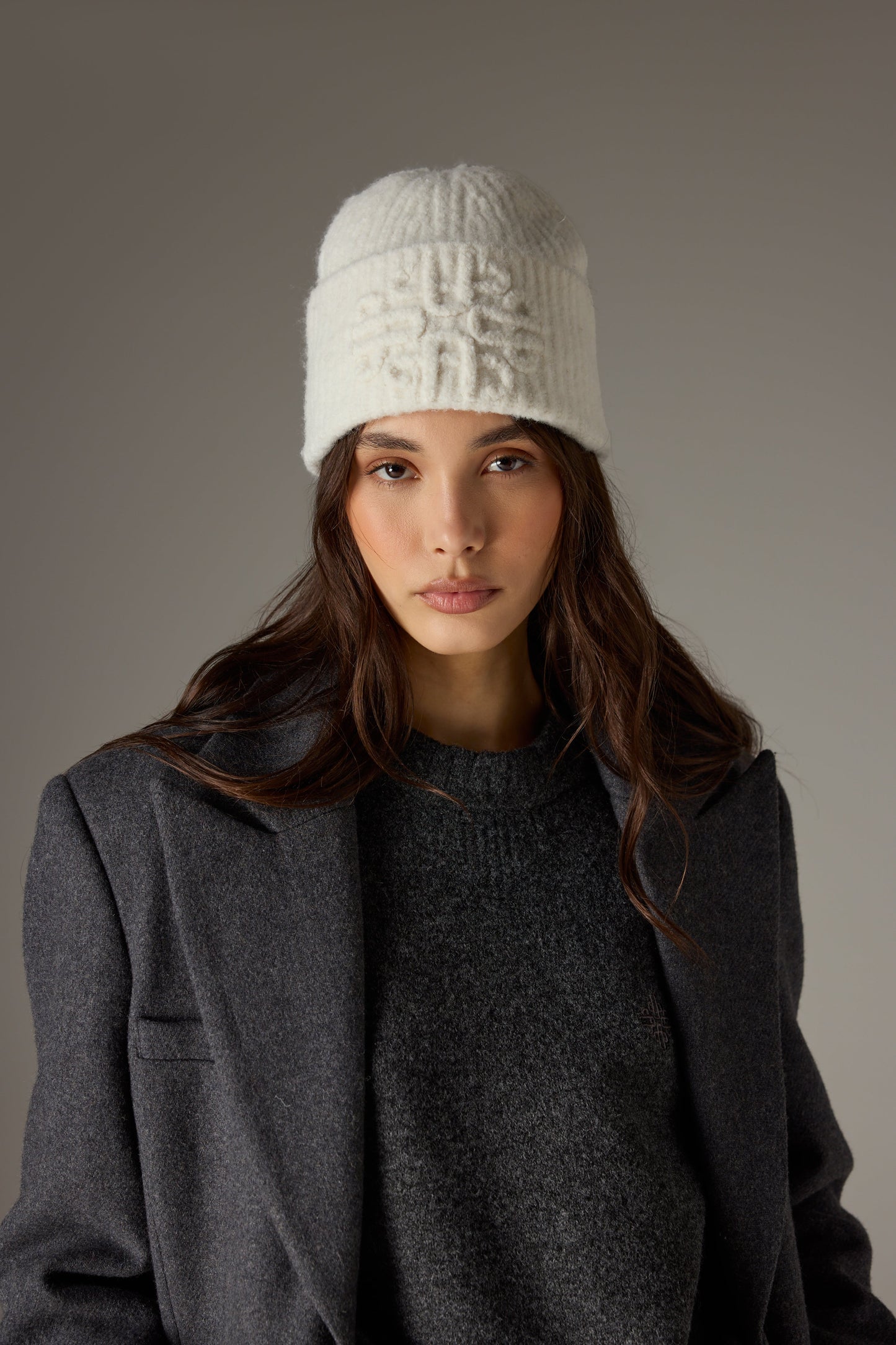 EMBLEM KNITTED BEANIE - OFF WHITE