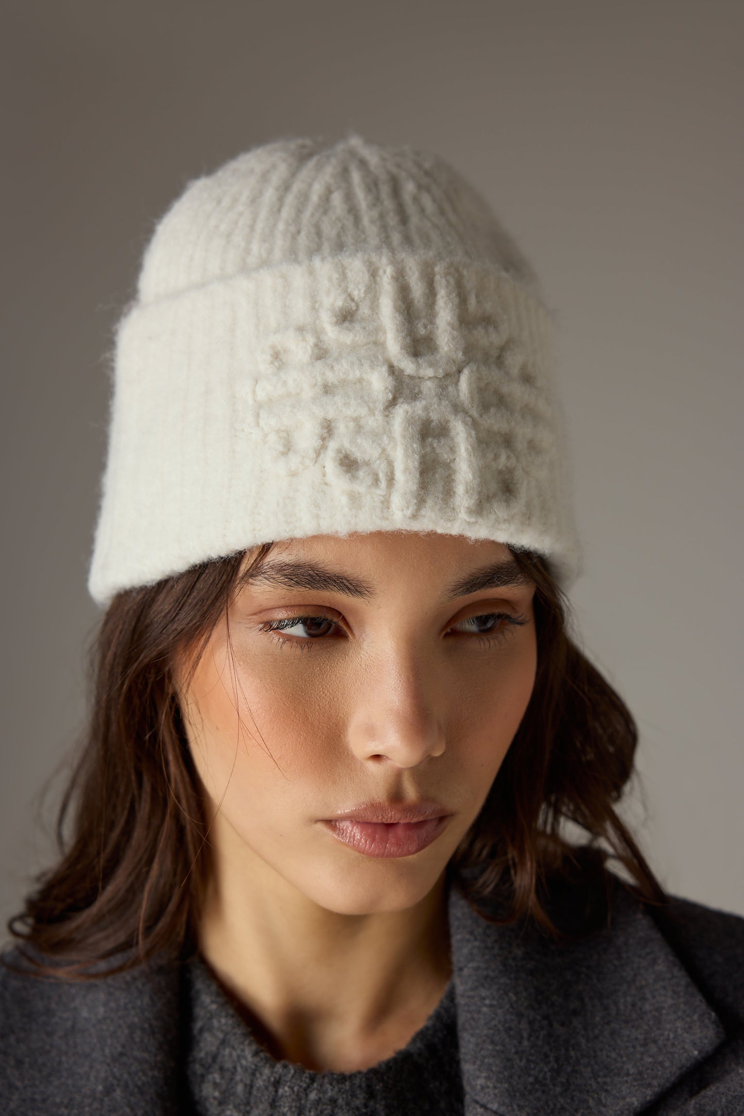 EMBLEM KNITTED BEANIE - OFF WHITE